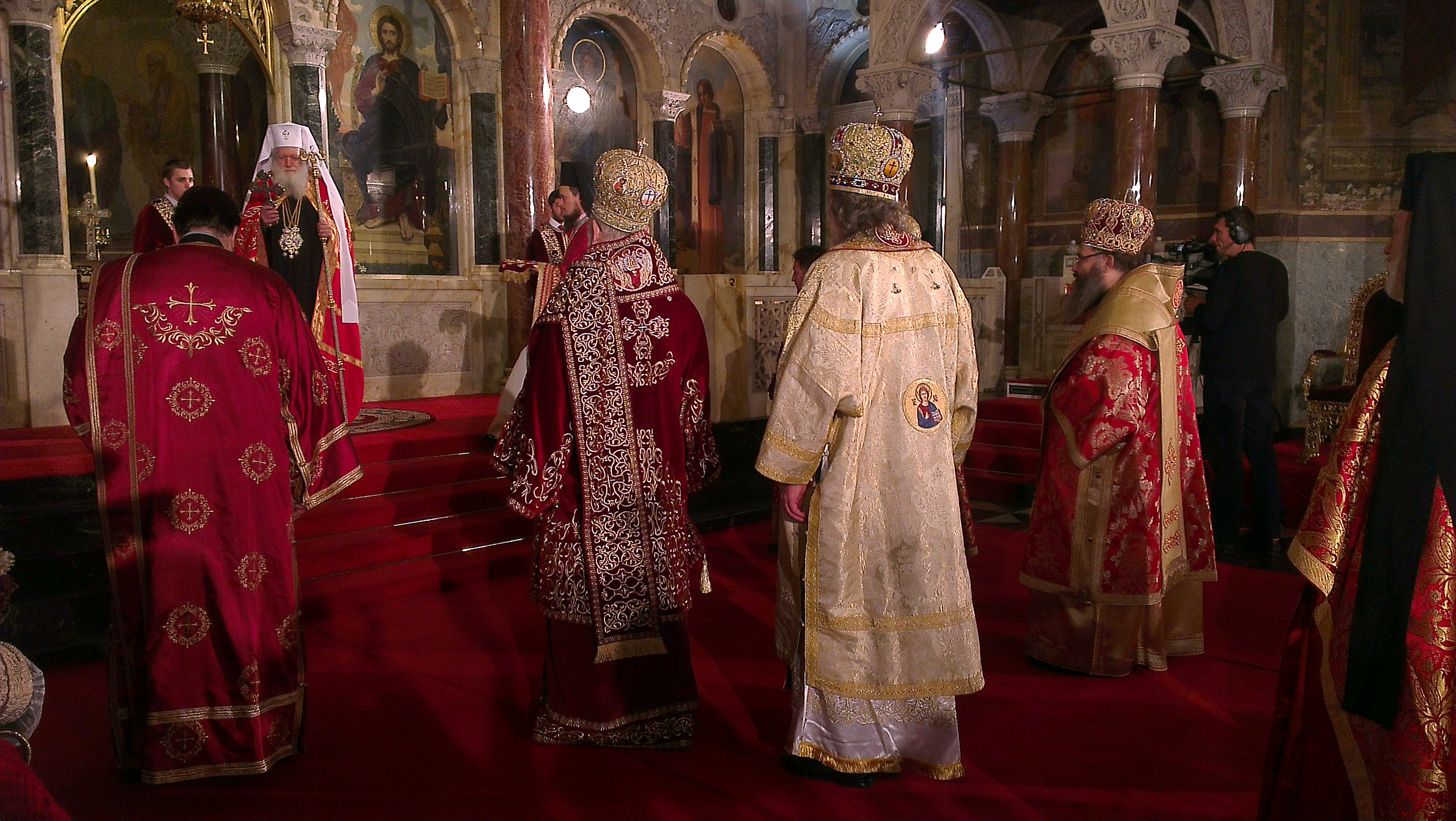Под звуците на камбаните на катедралния храм ”Свети Александър Невски” бе отслужена празничната великденска литургия