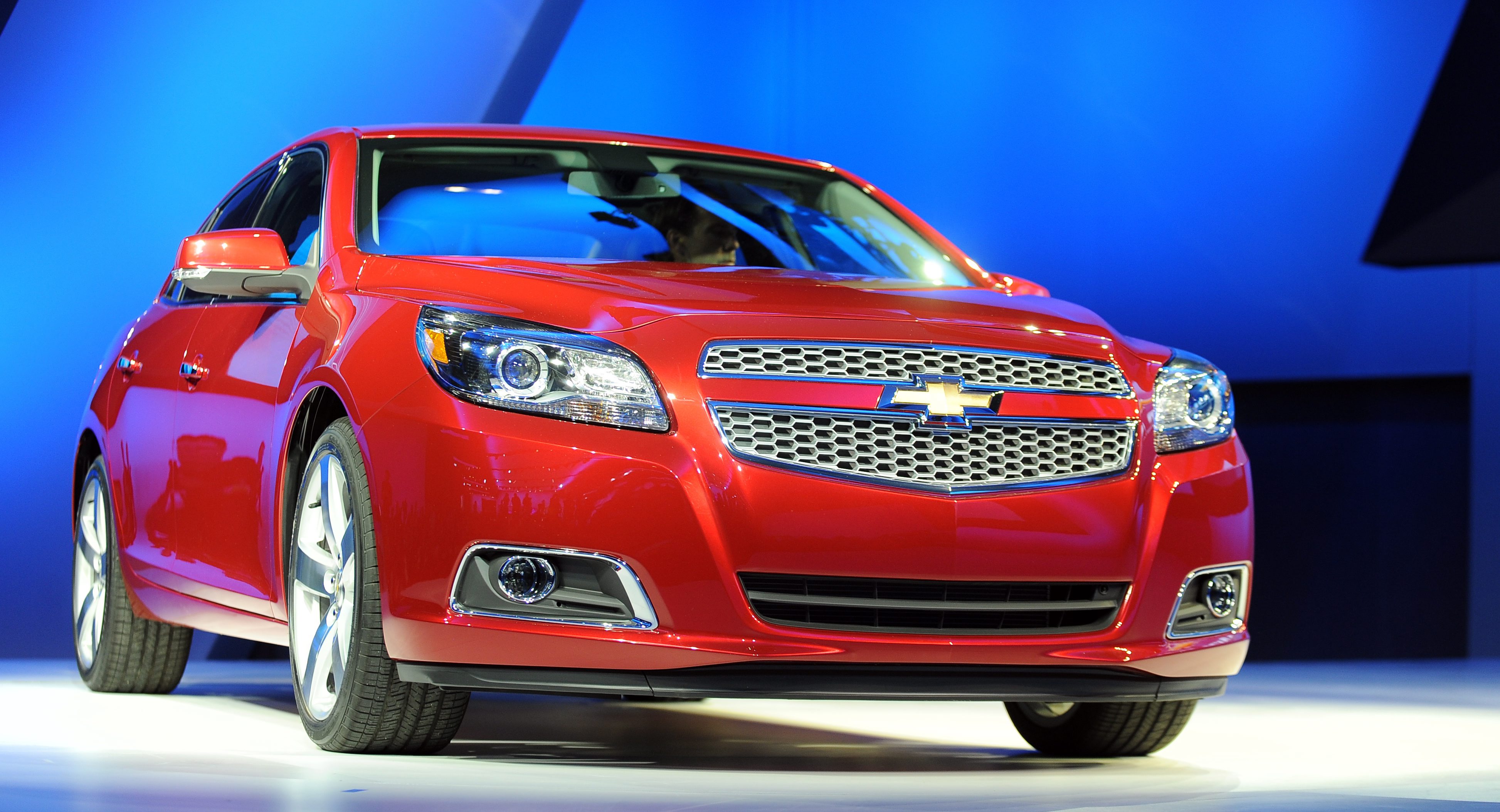 GM изтегля близо 92 000 коли заради проблем с люка