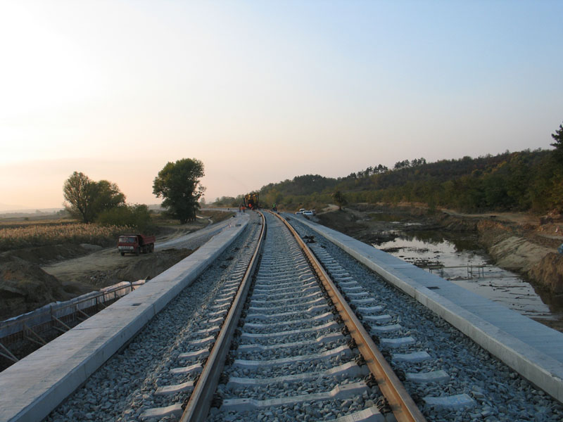 За четири години, откакто в Република Македония започна строителството на железопътна линия към България, са изградени едва 8 километра