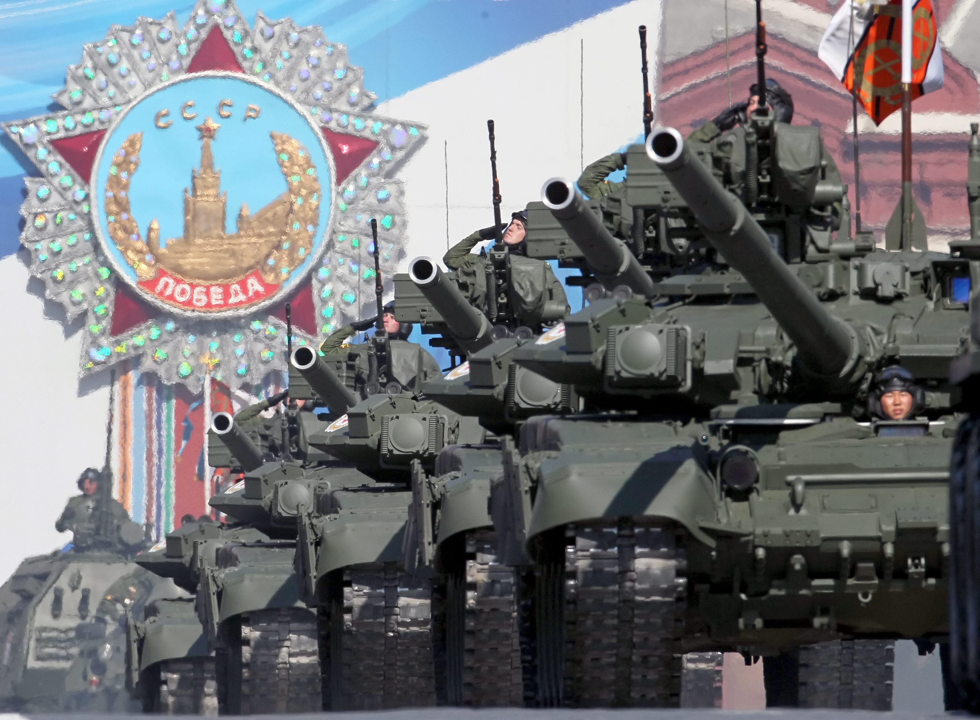 Руски танкове на Парада на победата на Червения площад в Москва