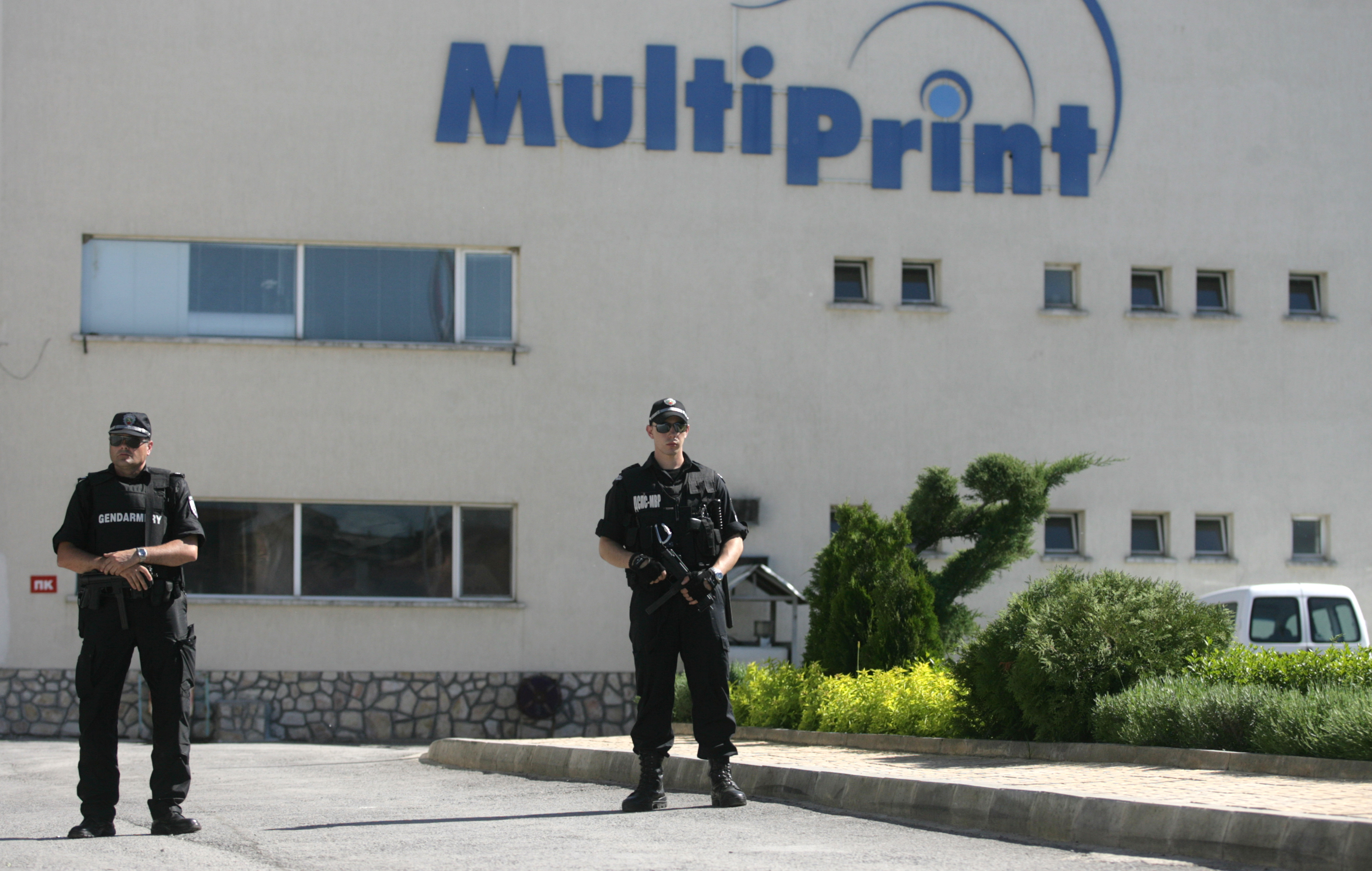 Полицаи охраняват печатницата в Костинброд