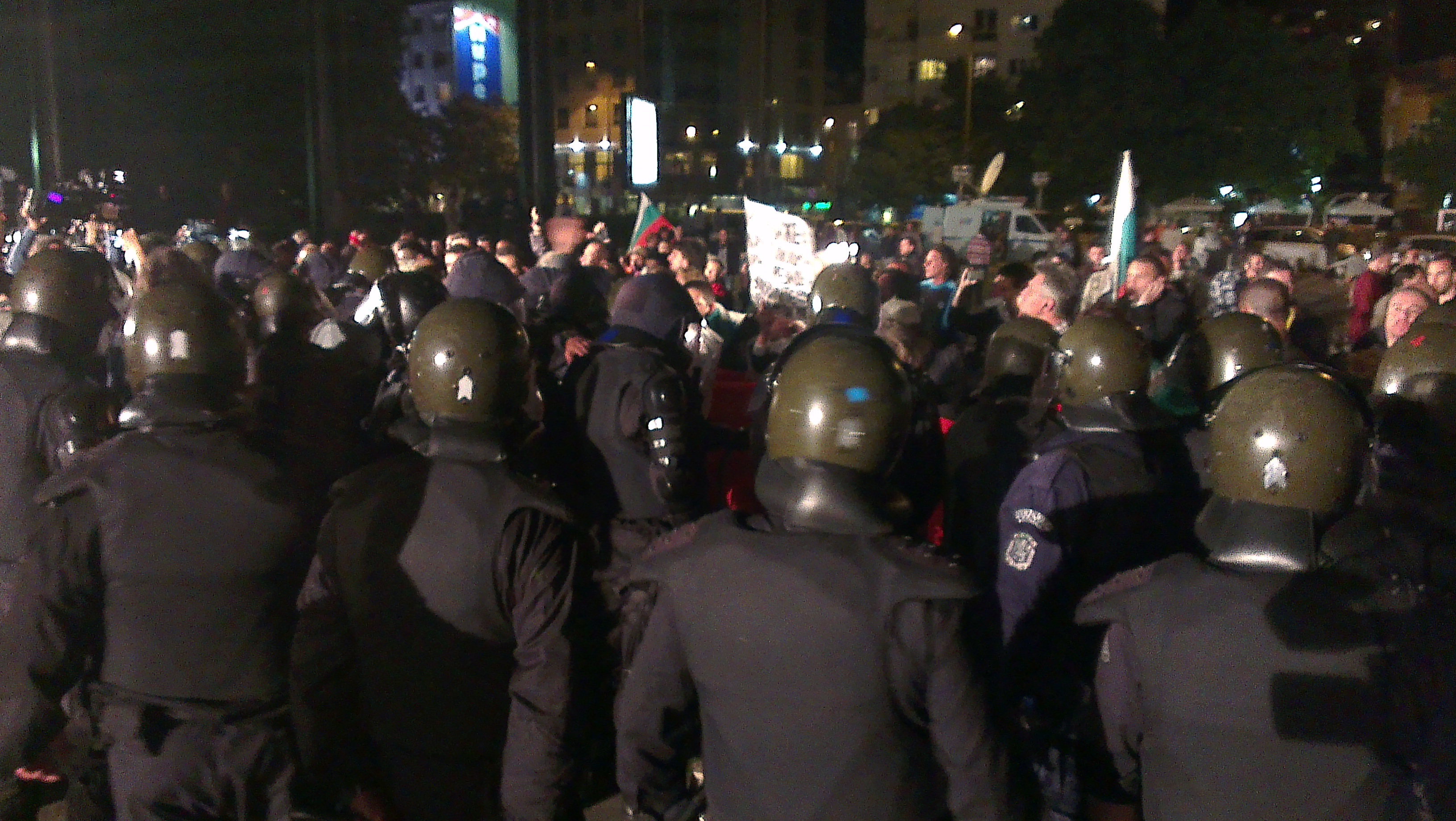 Сблъсъци между протестиращи и полиция пред НДК