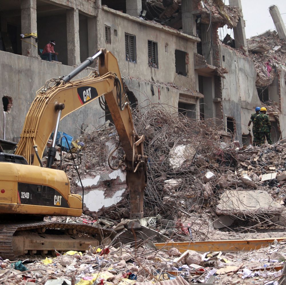 Спряха търсенето на тела при 1127 жертви под срутената сграда в Дака