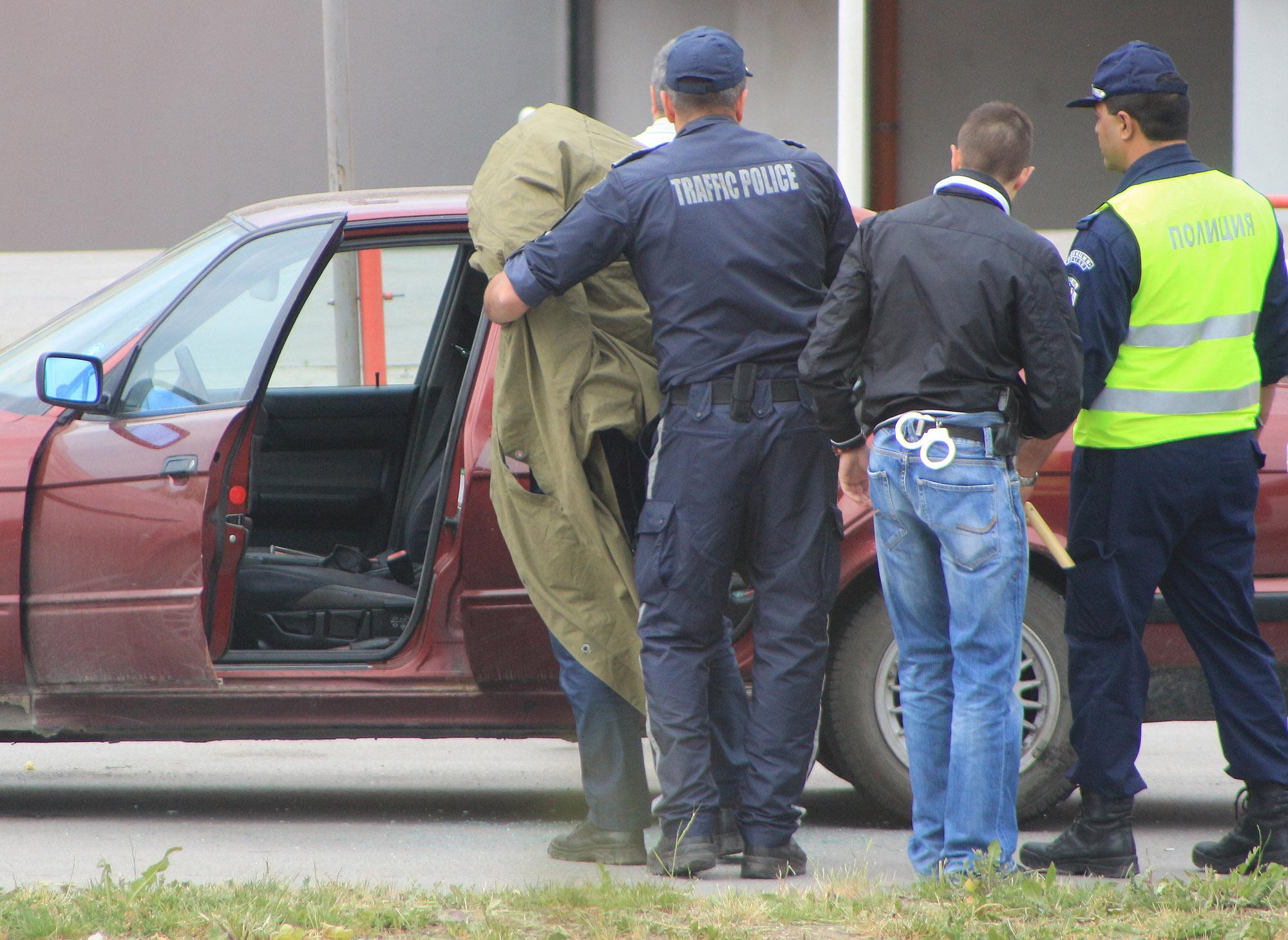 Задържаха полицай при зрелищна акция във Велико Търново