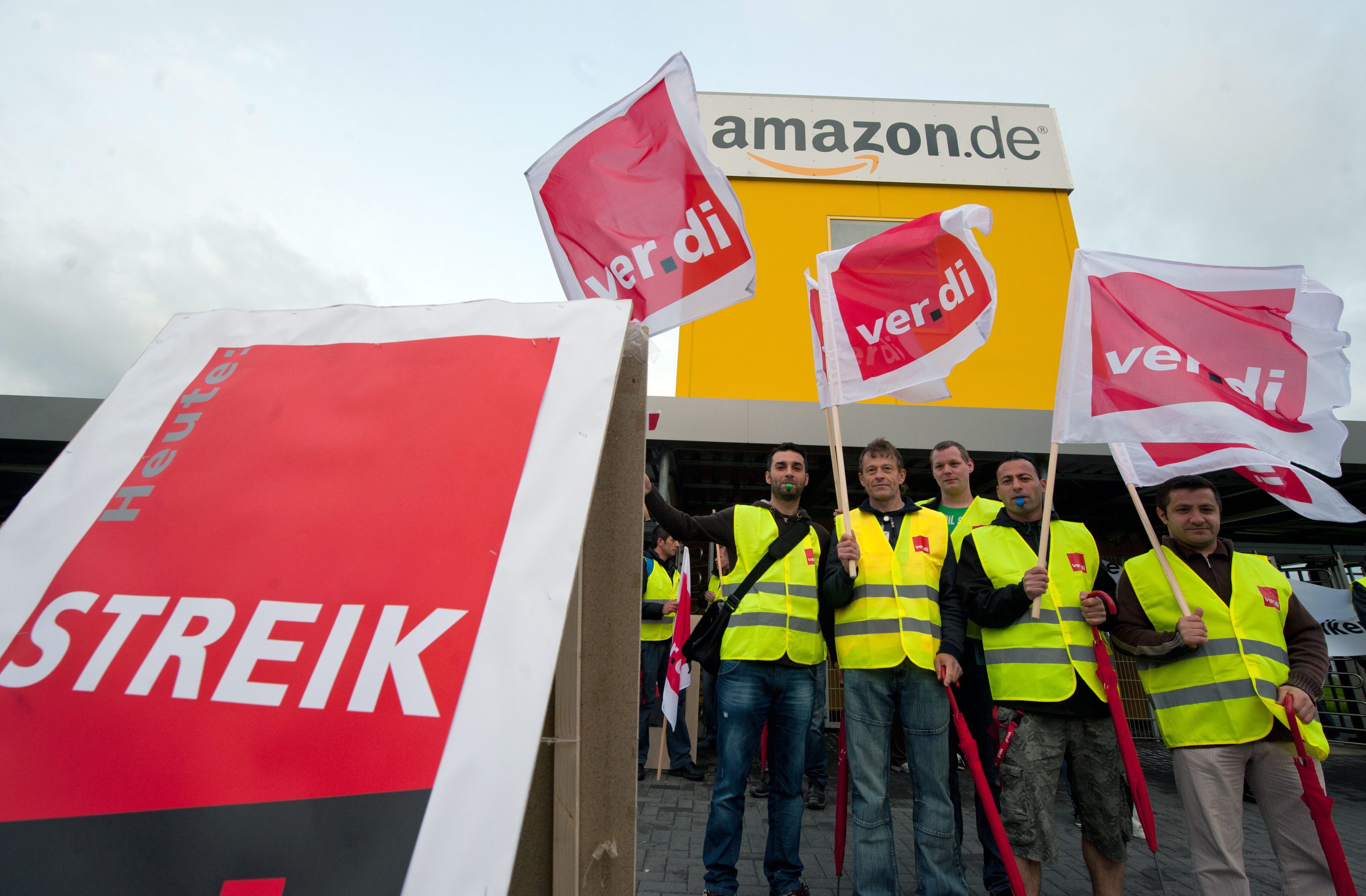Служителите на Amazon в Германия стачкуват
