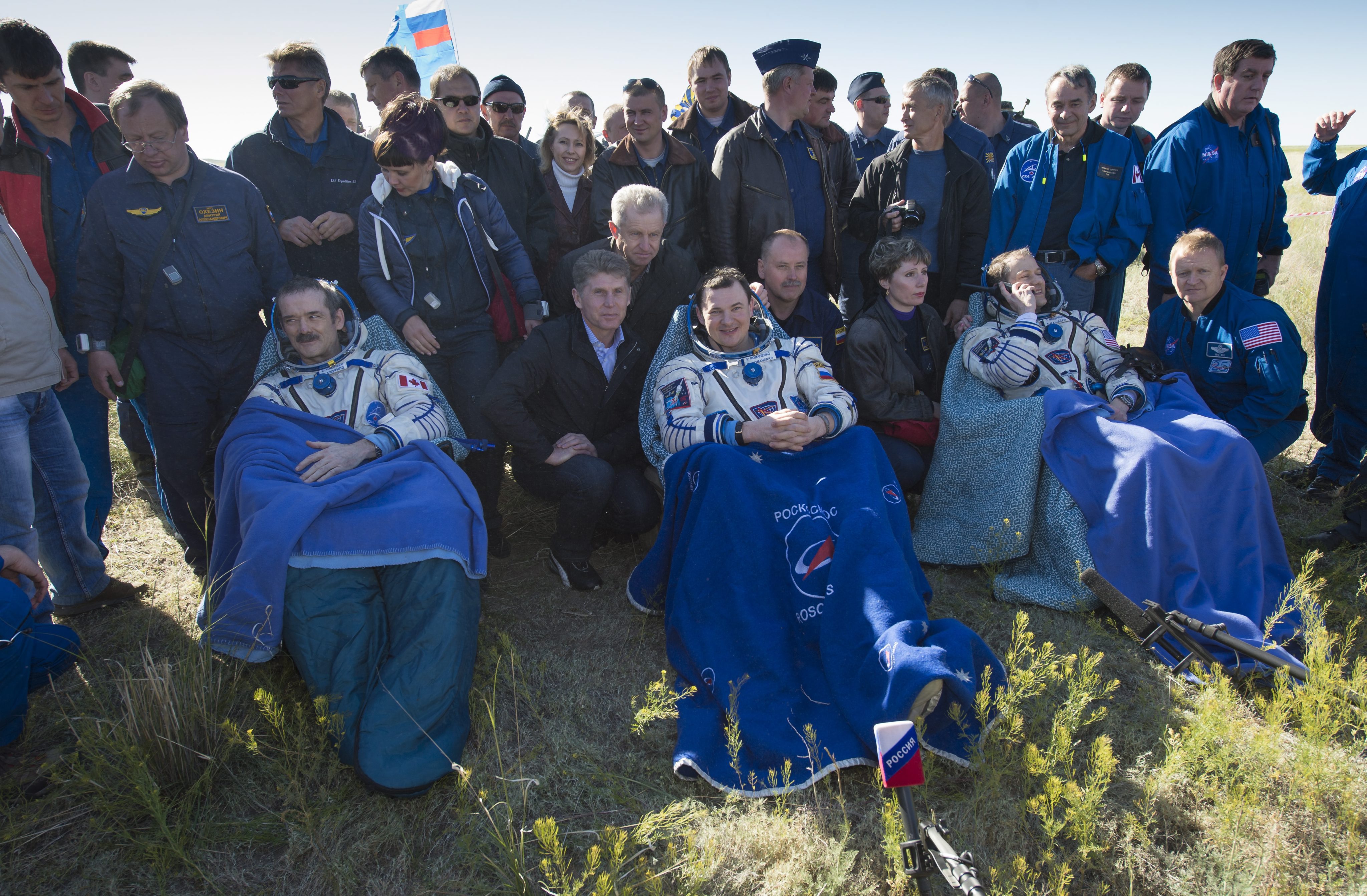руският космонавт Роман Романенко, американският астронавт Томас Маршбърн и канадецът Крис Хедфийлд