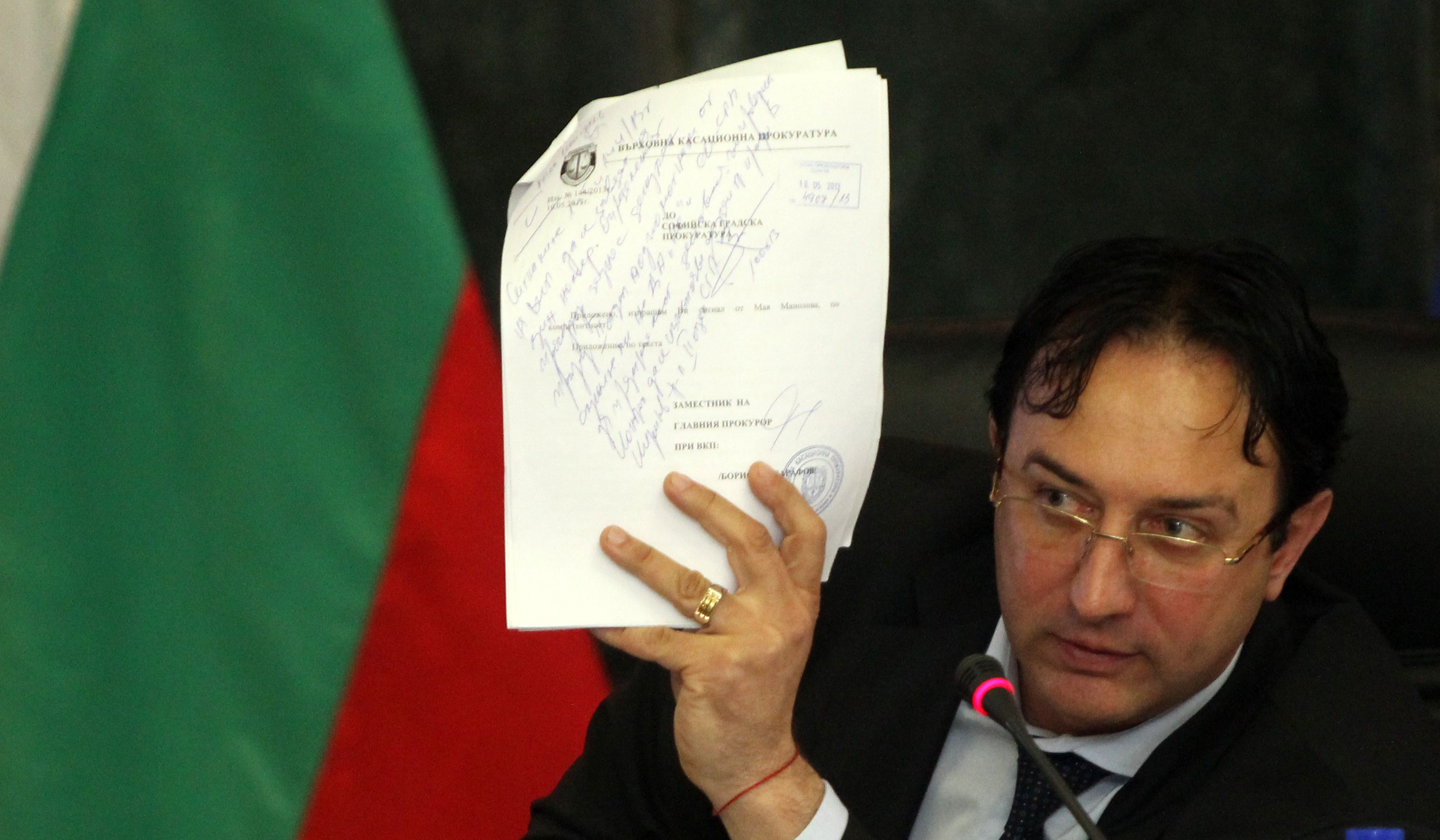 Роман Василев показа документи, свързани с разследването