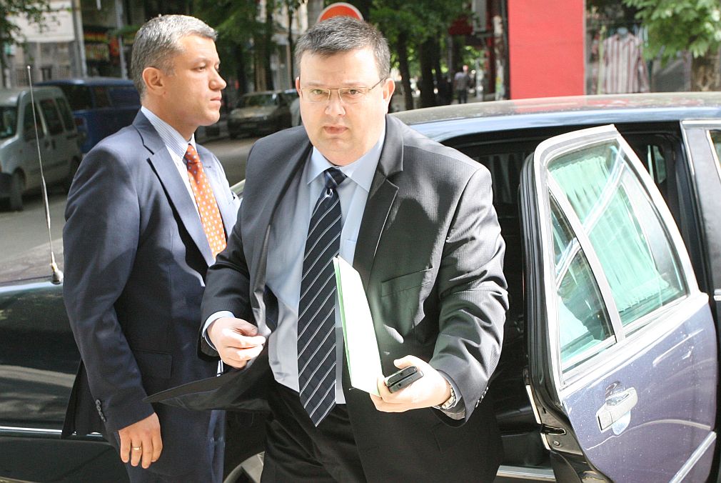Сотир Цацаров под засилена охрана