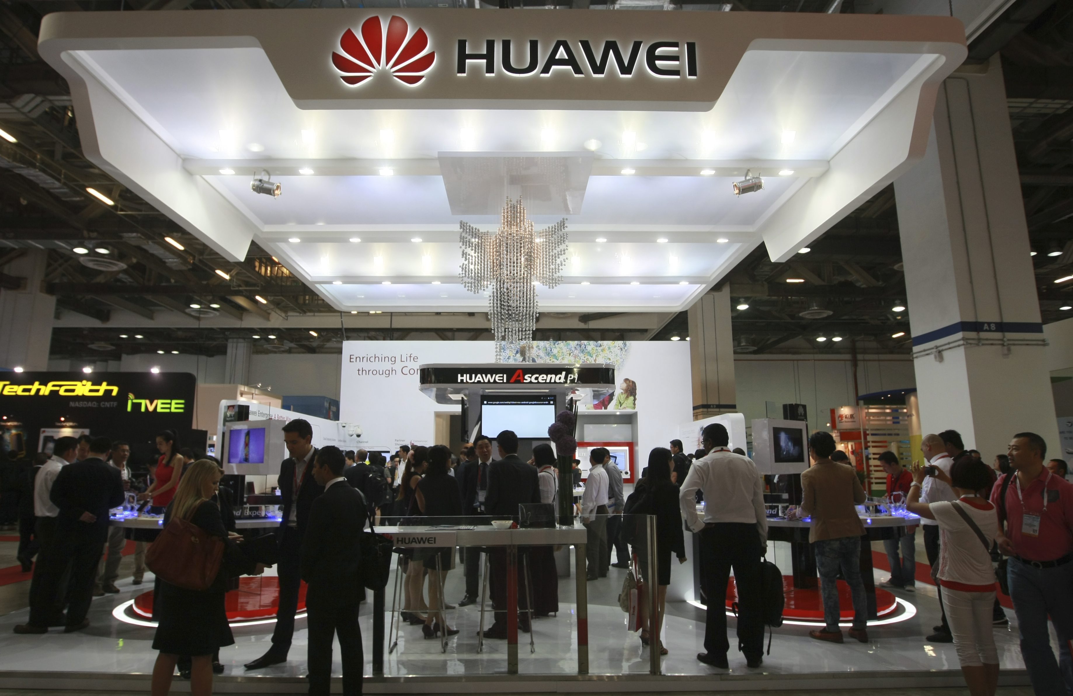 Европа размаха пръст на Huawei и ZTE