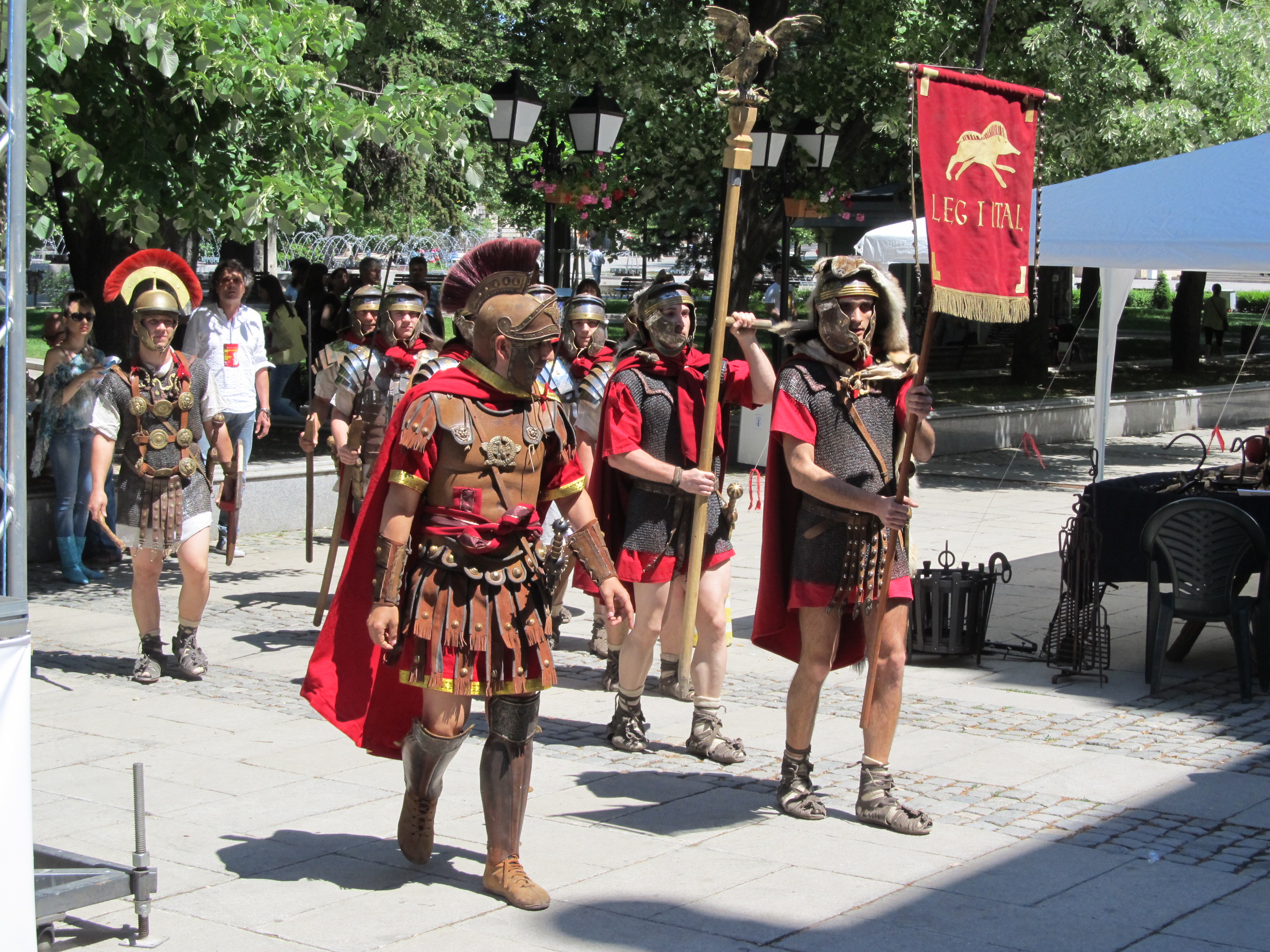 Възстановки и нощни турове в античния град Нове