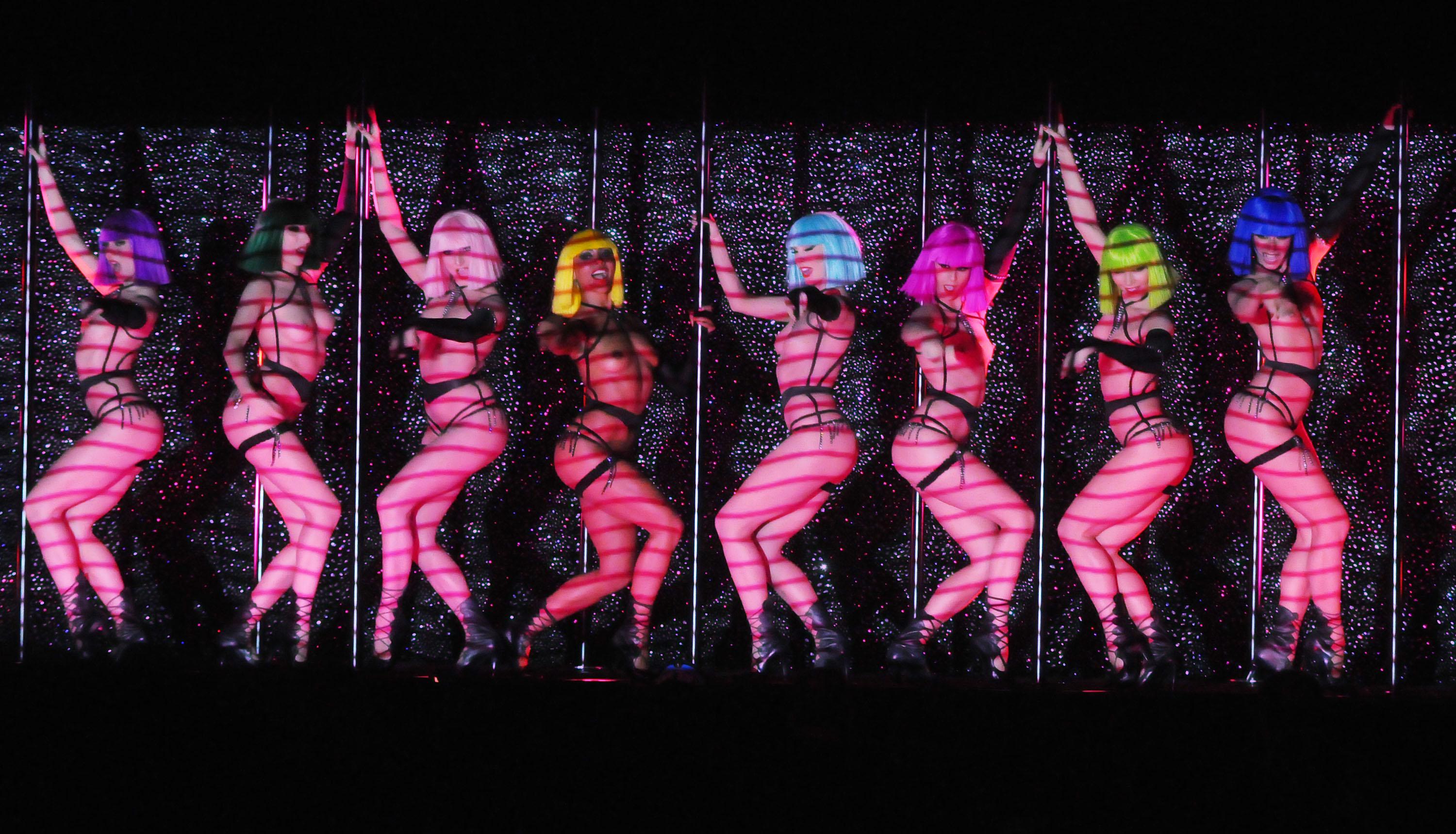 Прочутото парижко кабаре Crazy Horse
