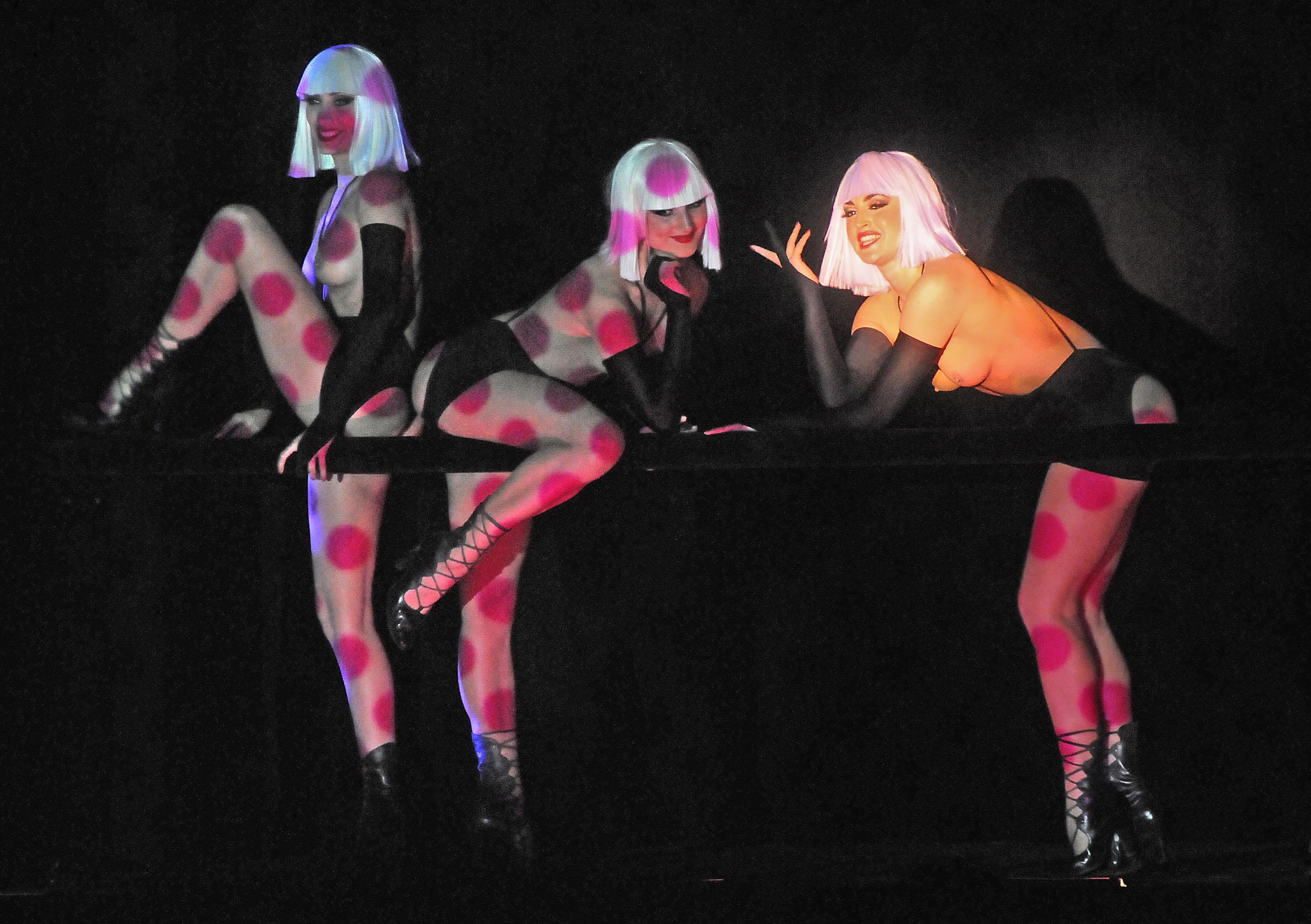 Прочутото парижко кабаре Crazy Horse