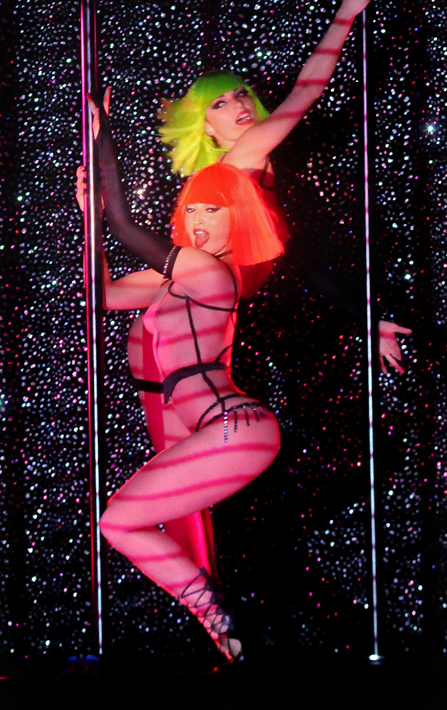 Прочутото парижко кабаре Crazy Horse
