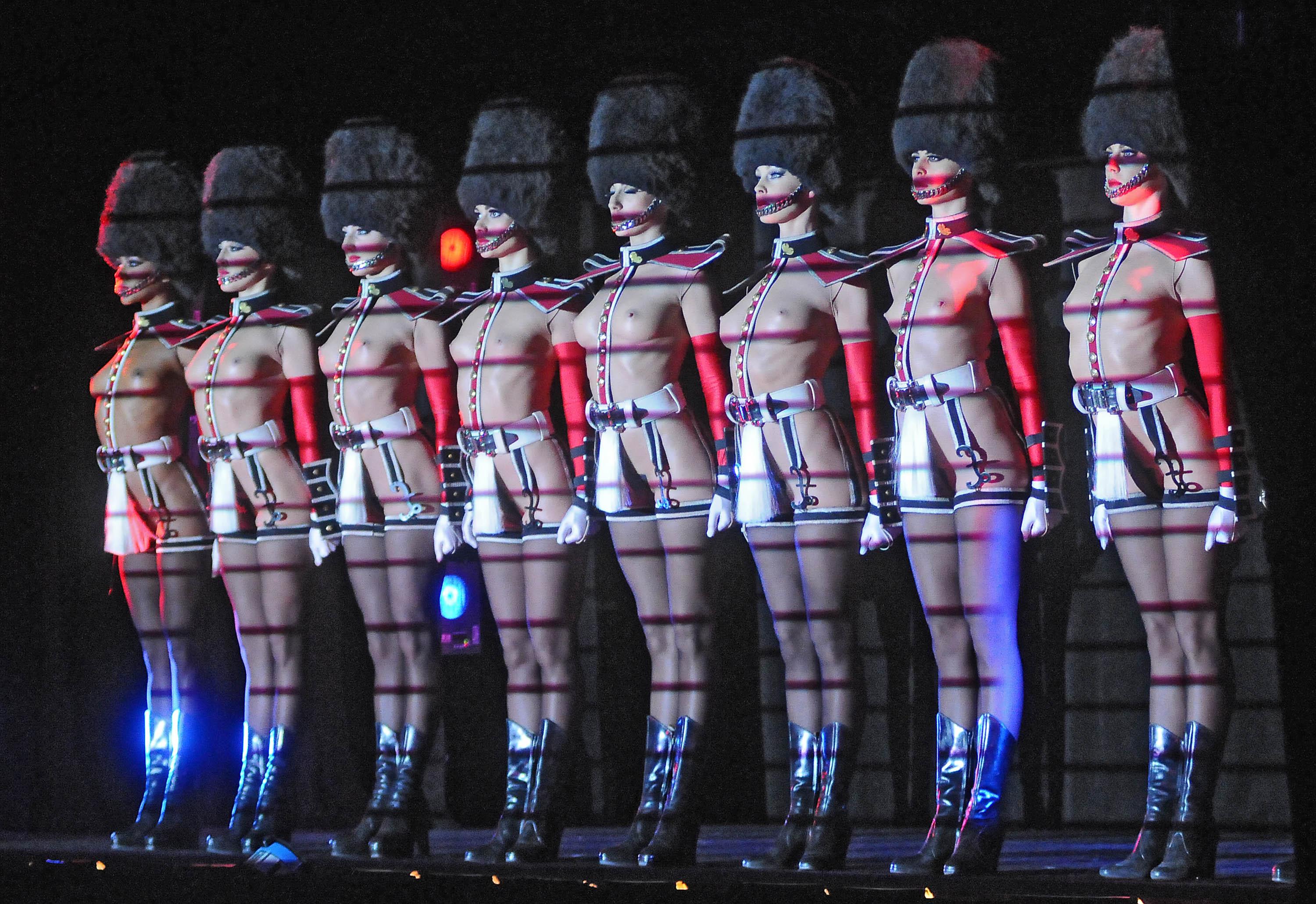 Прочутото парижко кабаре Crazy Horse