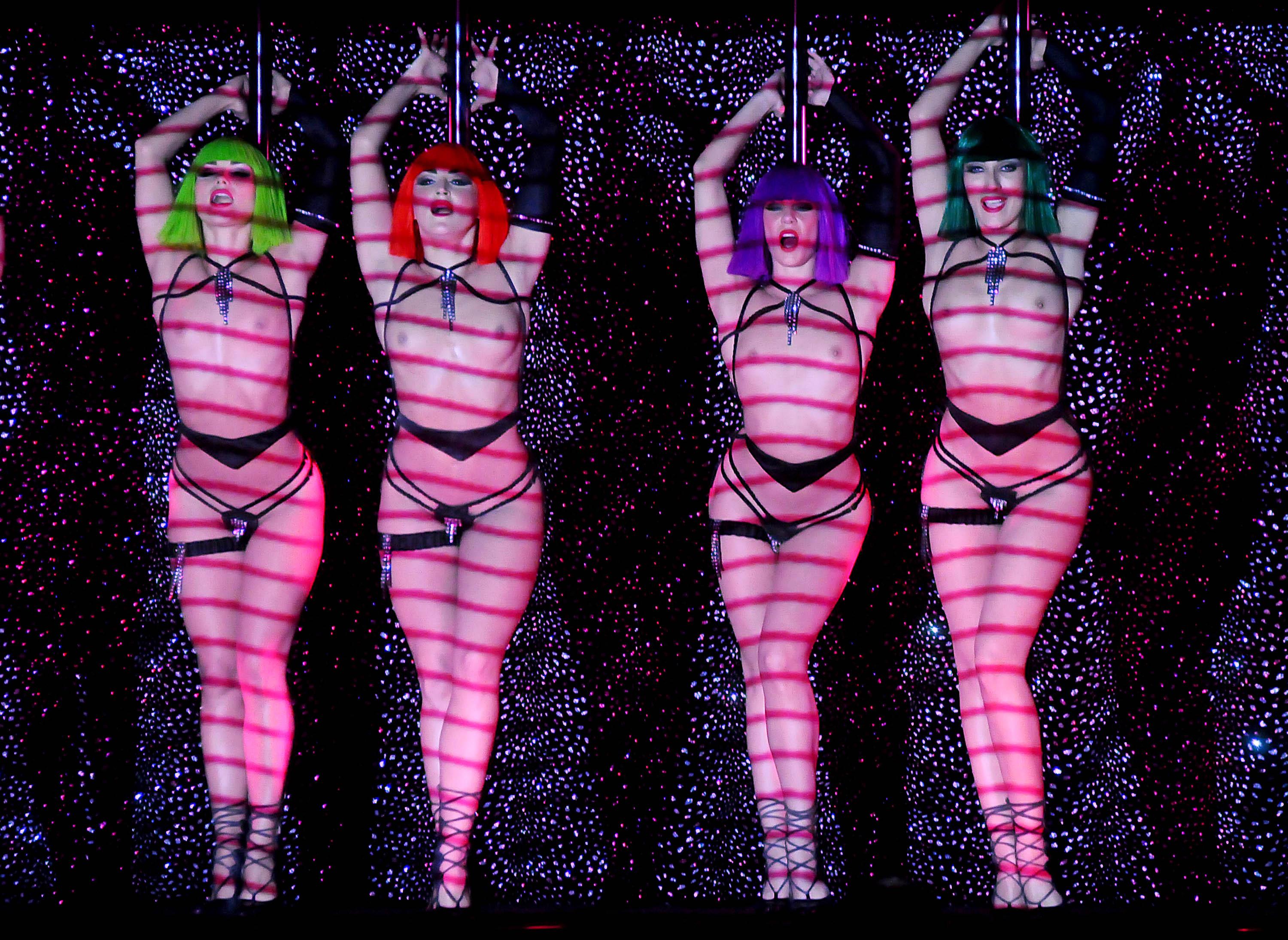 Прочутото парижко кабаре Crazy Horse