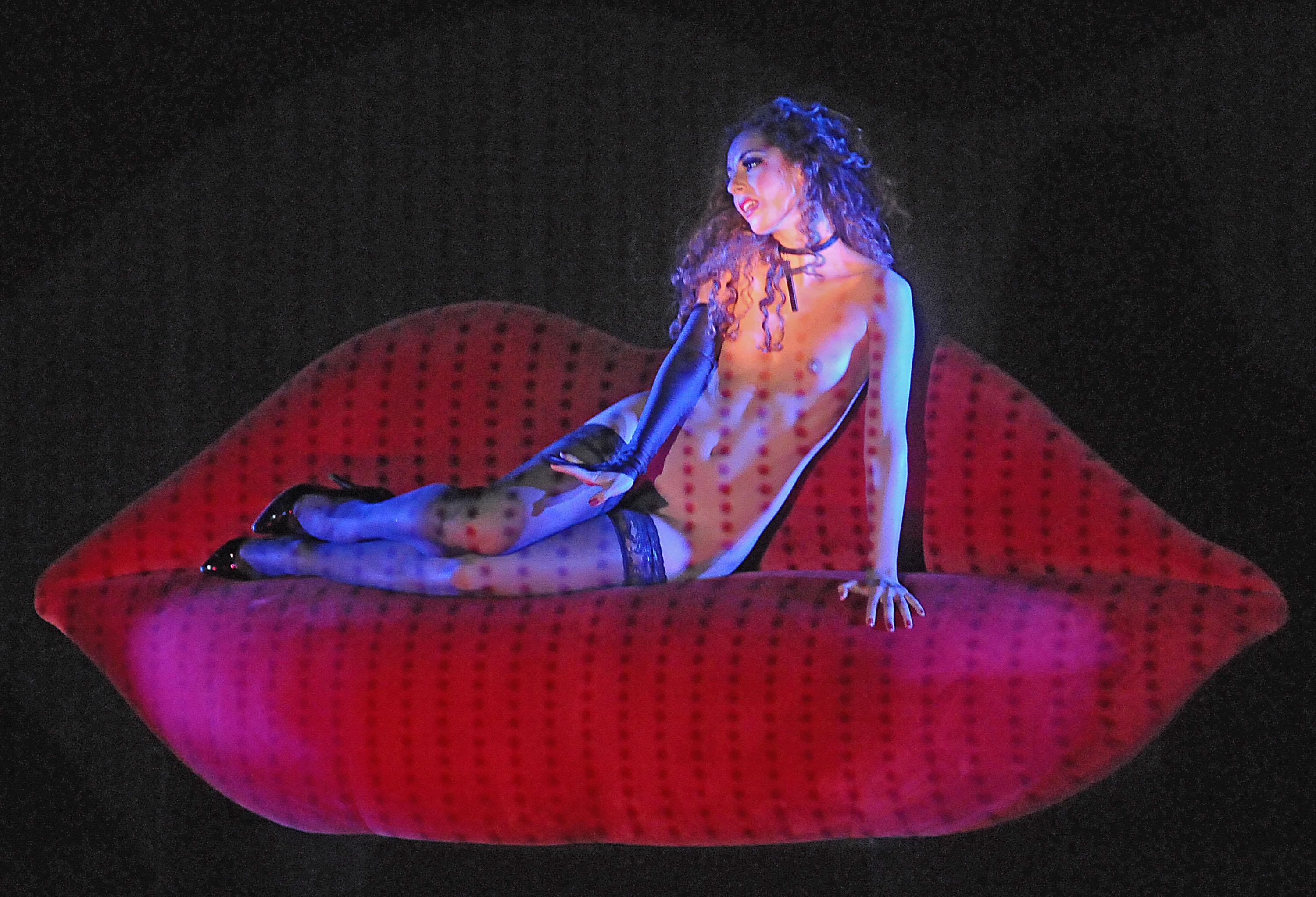 Прочутото парижко кабаре Crazy Horse