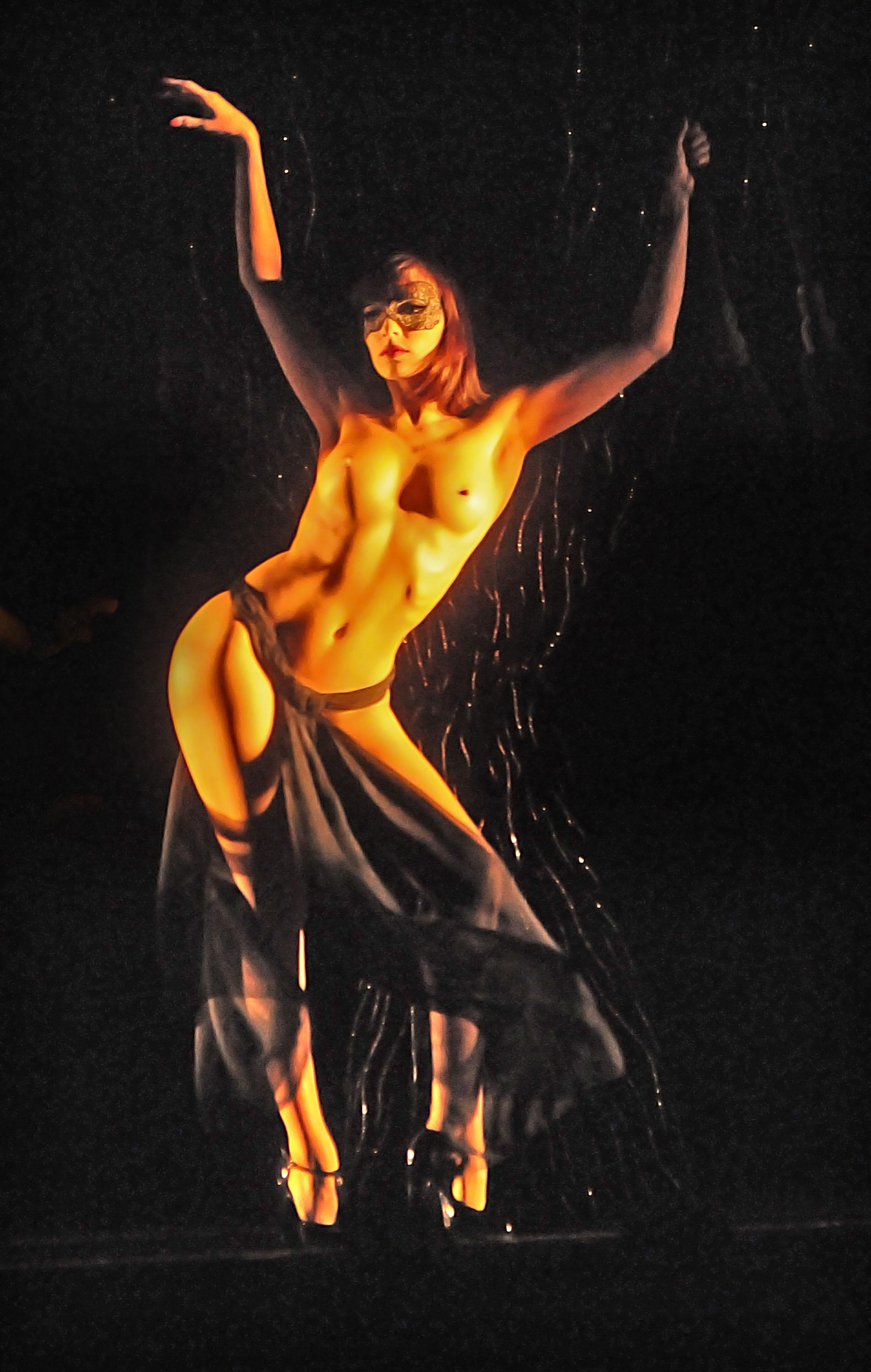 Прочутото парижко кабаре Crazy Horse