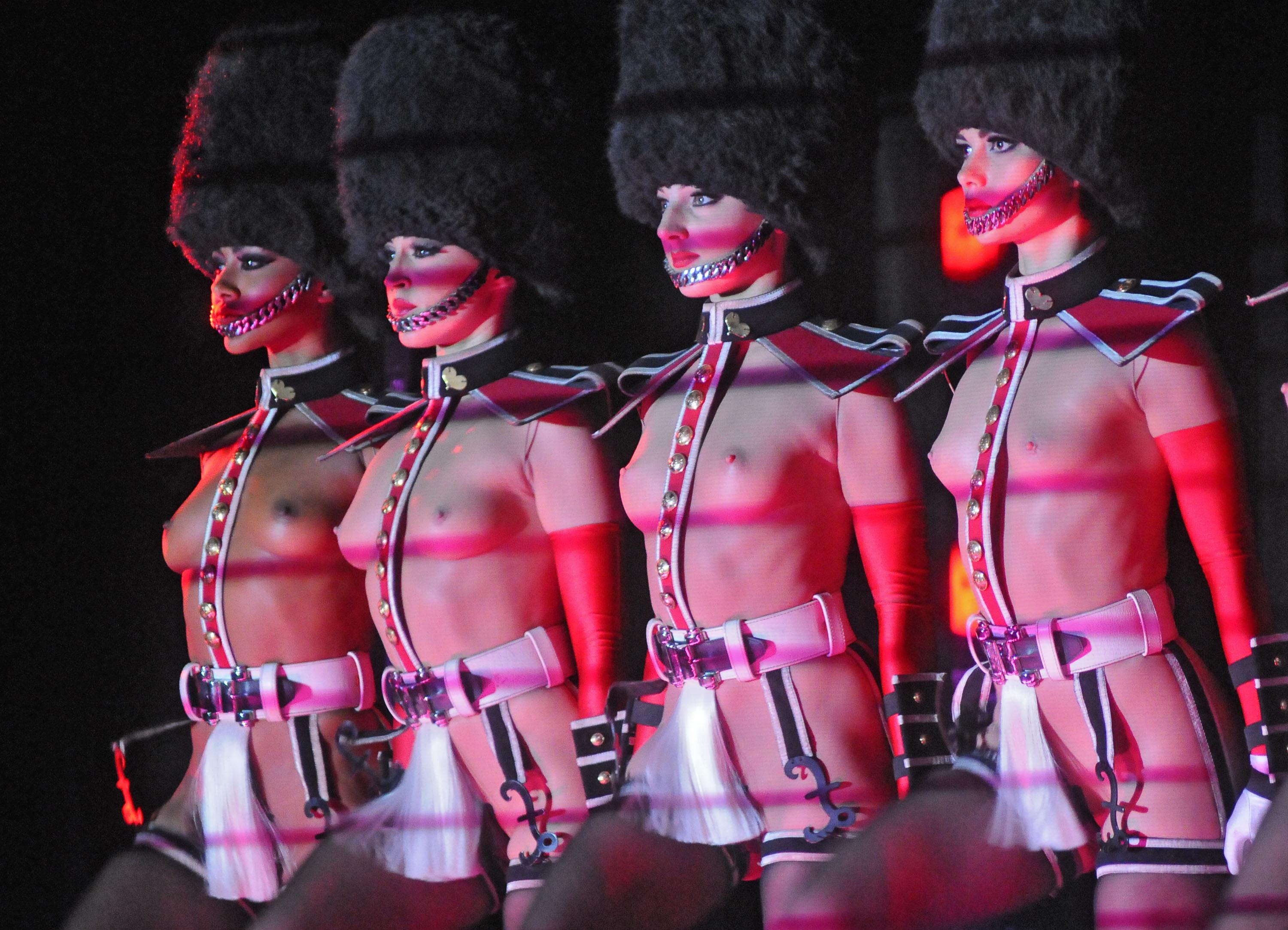 Прочутото парижко кабаре Crazy Horse