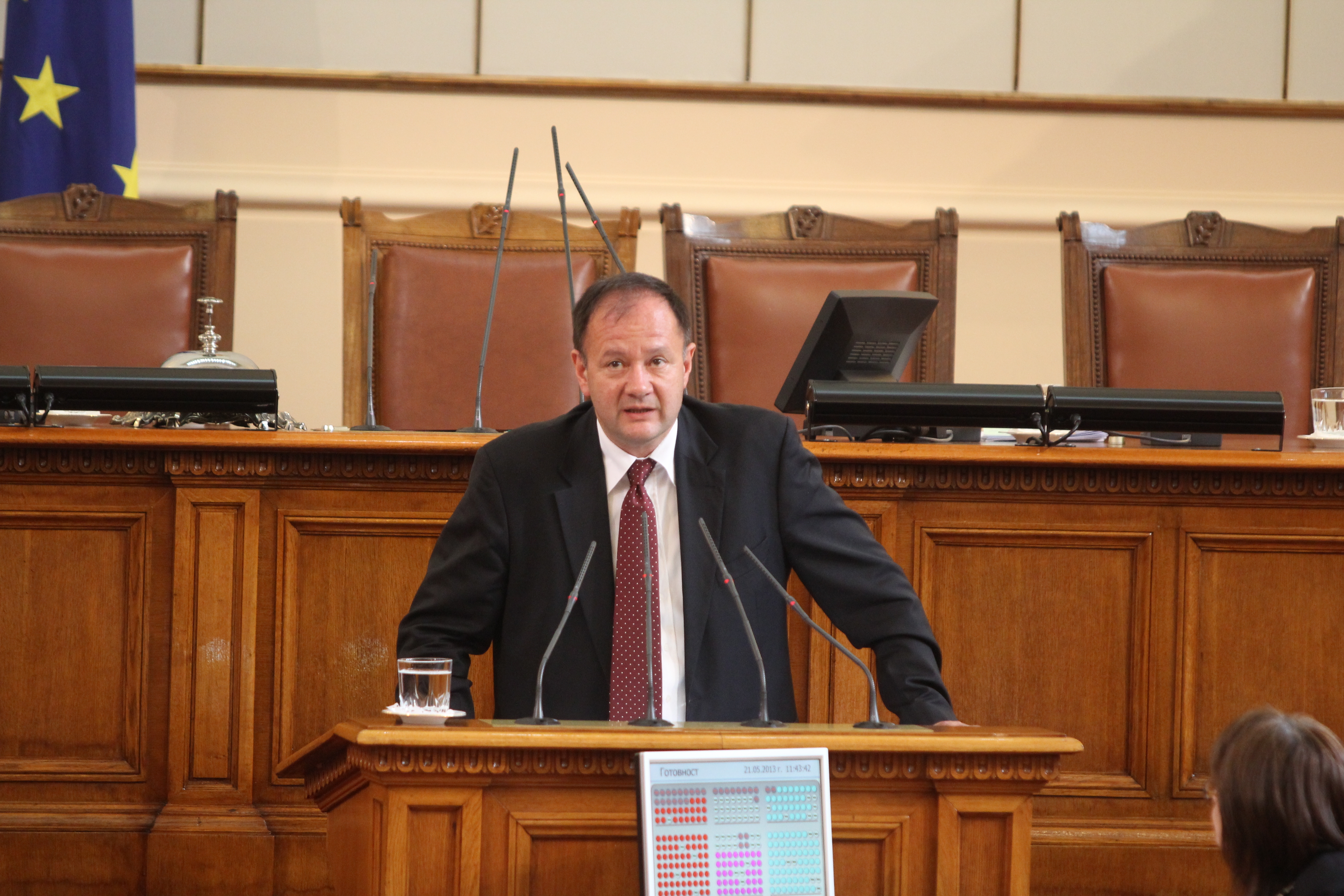 Михаил Миков избран за председател на парламента със скандал