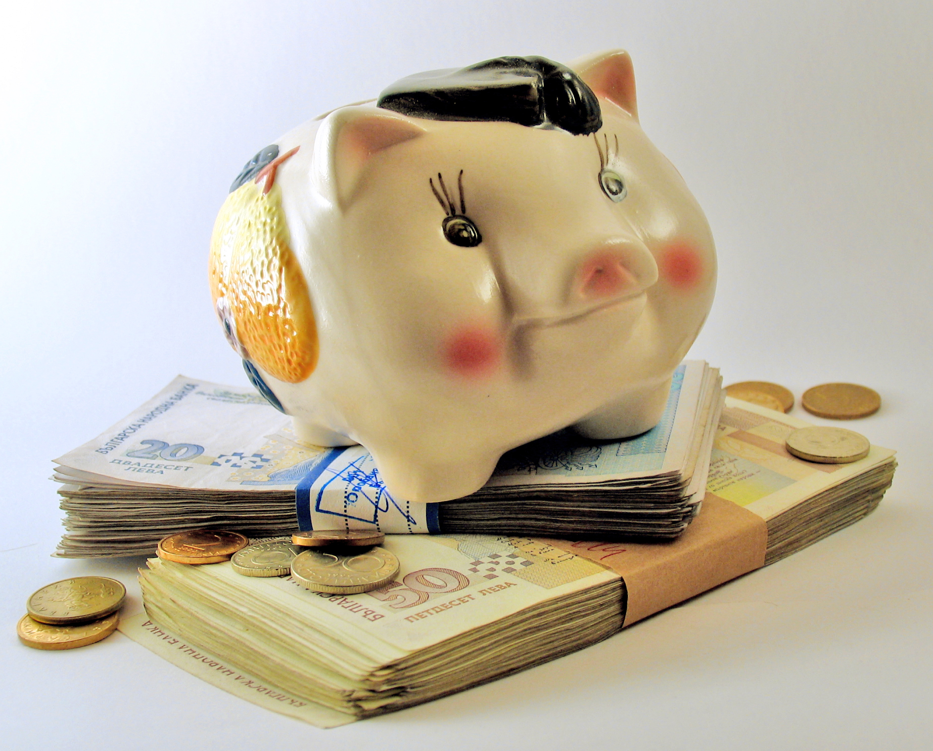 Спестяванията на финансовите предприятия намаляват с 13,7% на годишна база