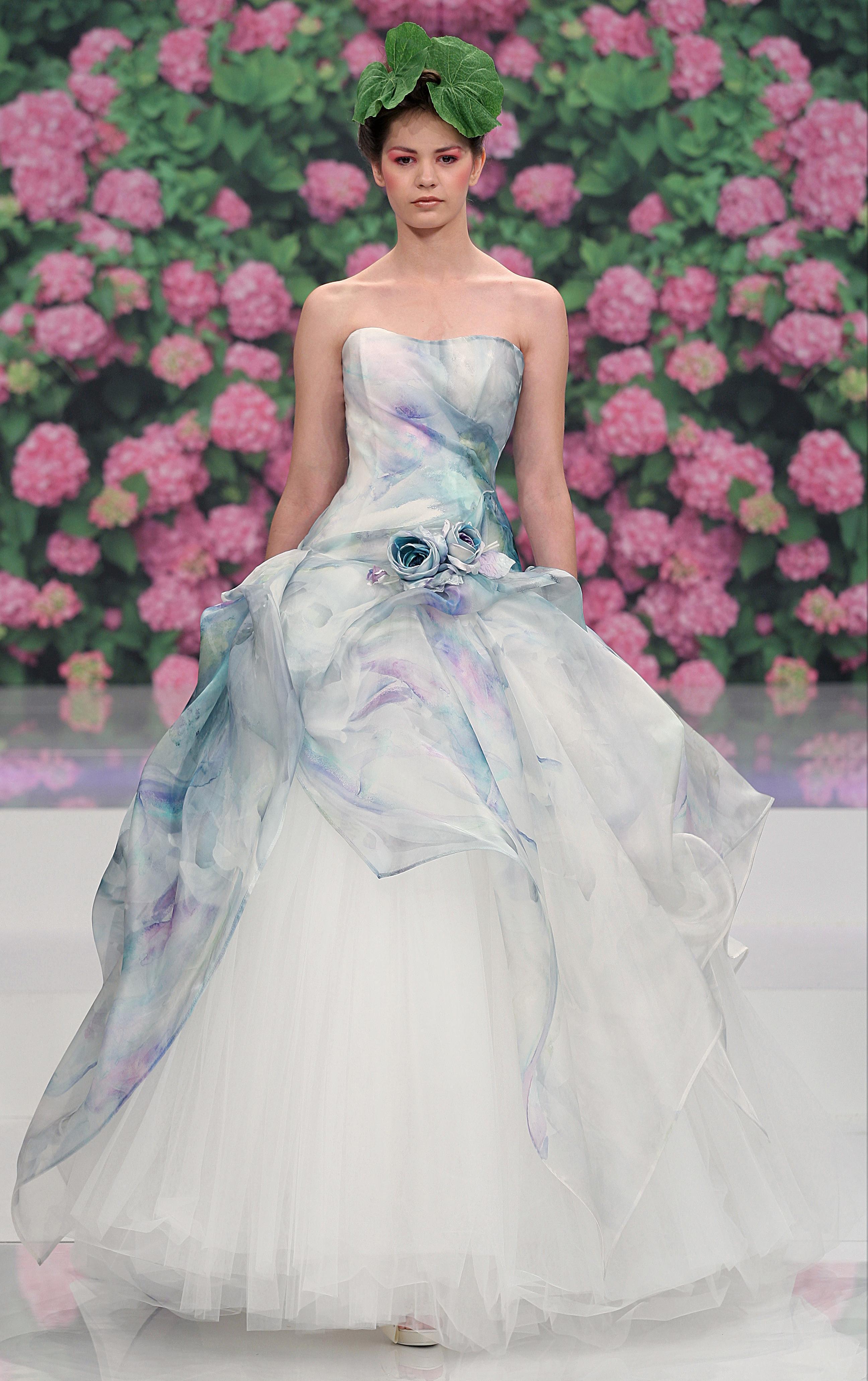 Цветове и дързост в булчинската рокля на 2013