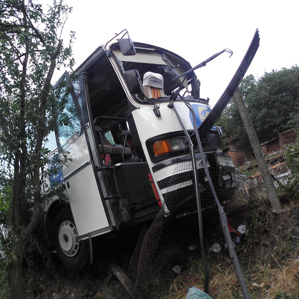 Автобус и камион се блъснаха край Симитли
