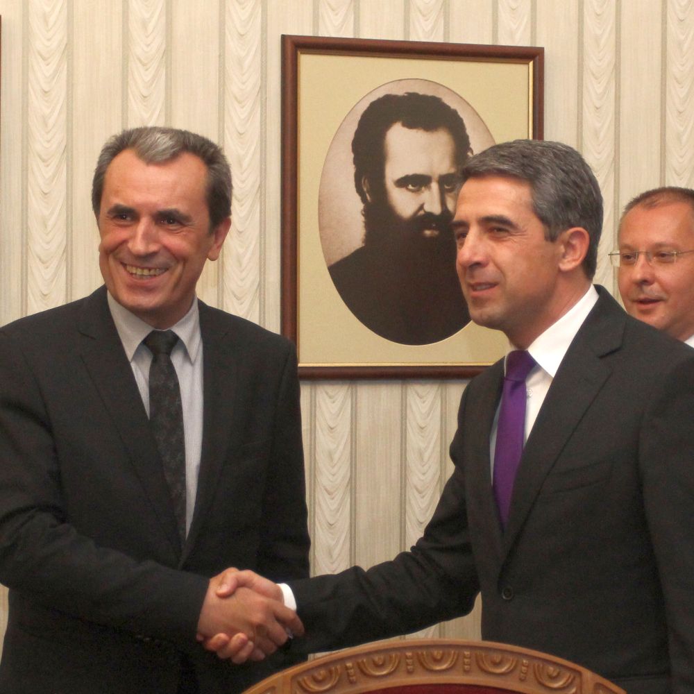 Президентът връчи проучвателния мандат за съставяне на правителство на Пламен Орешарски
