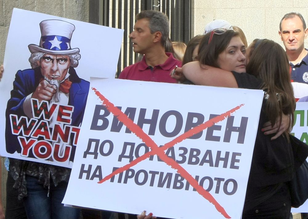 Десетки близки и познати се събраха в подкрепа на Гергана пред Съдебната палата