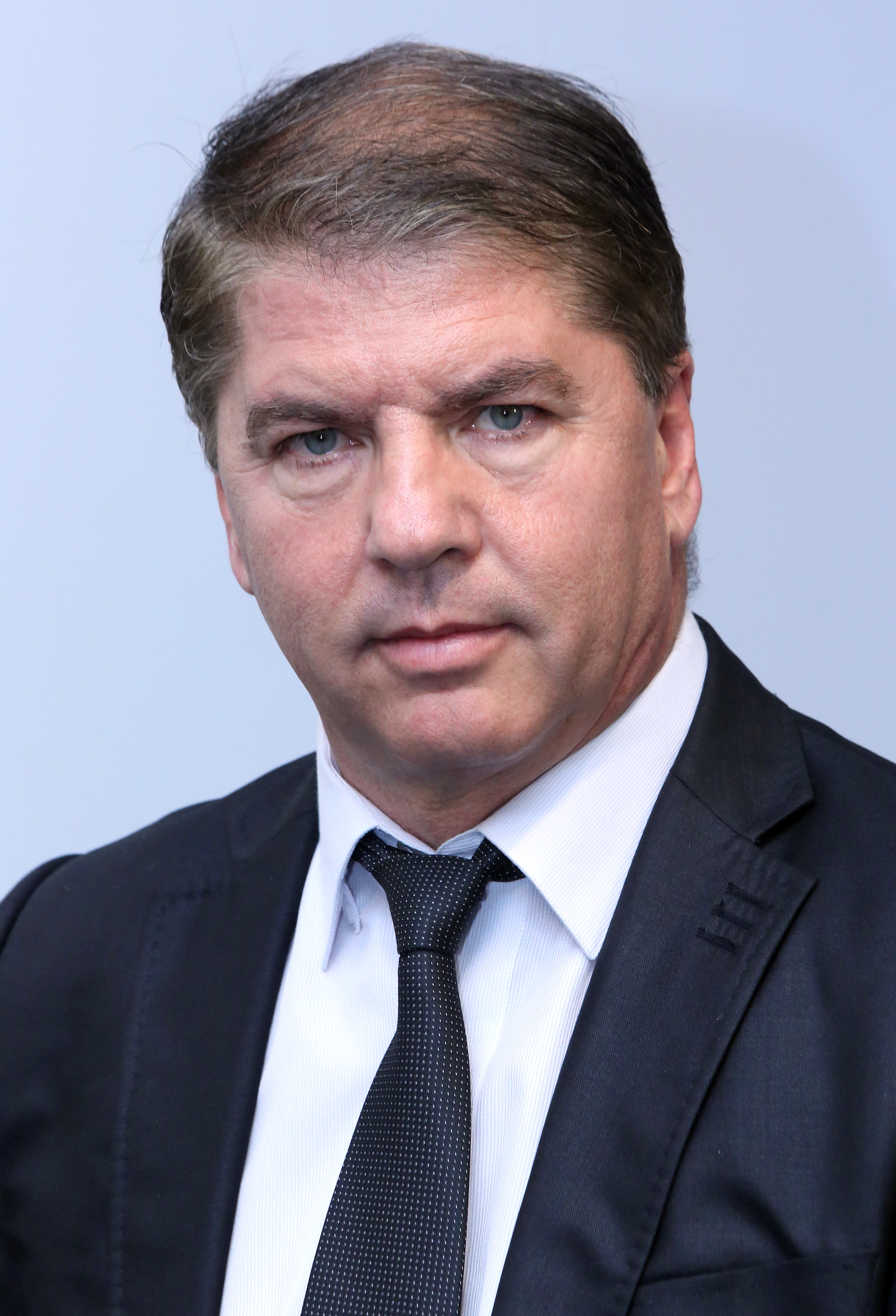 Орешарски оттегли Калин Тихолов и го замени с Иван Данов
