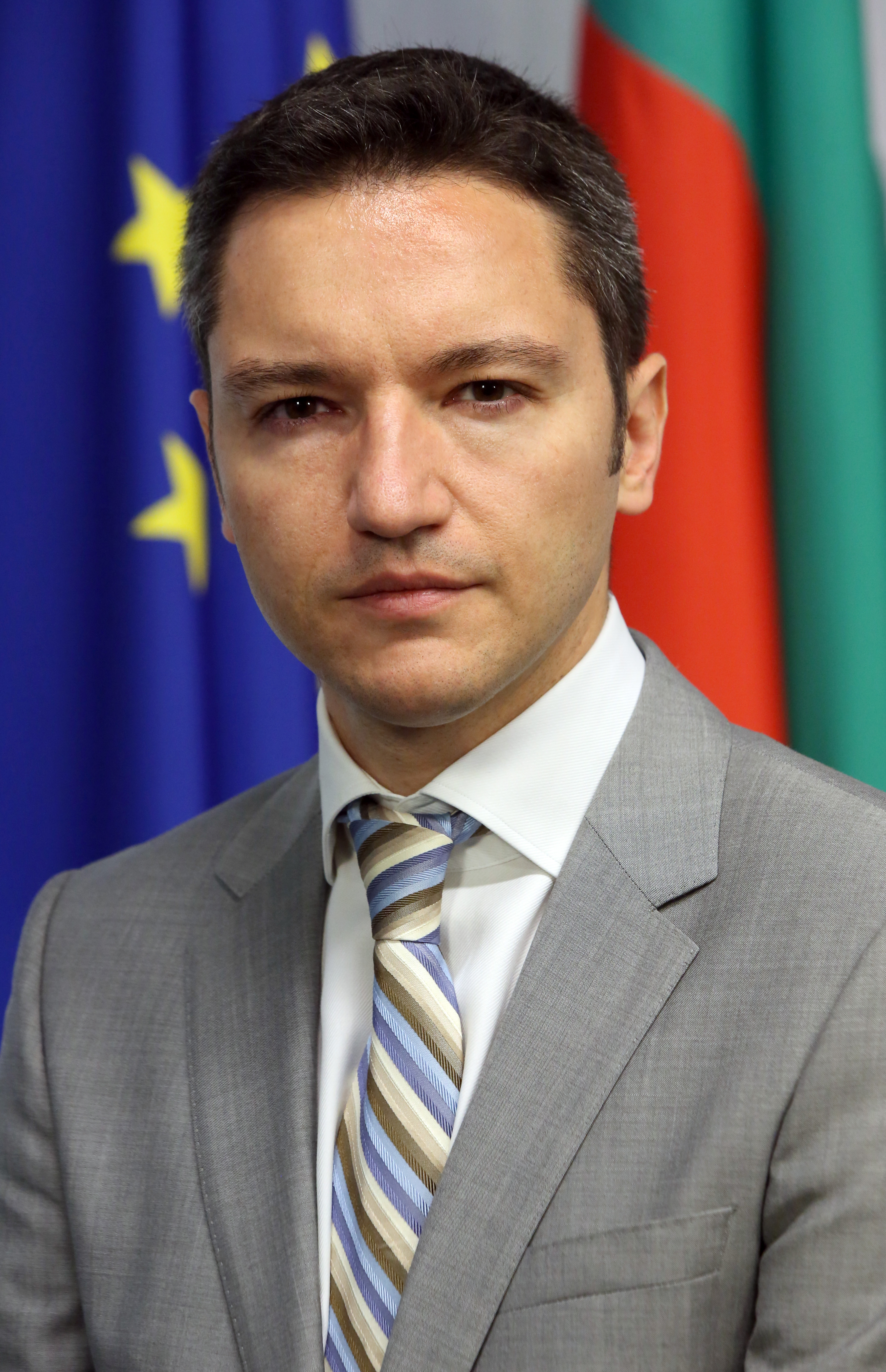 България не е изложена на допълнителен риск, смята Кристиан Вигенин