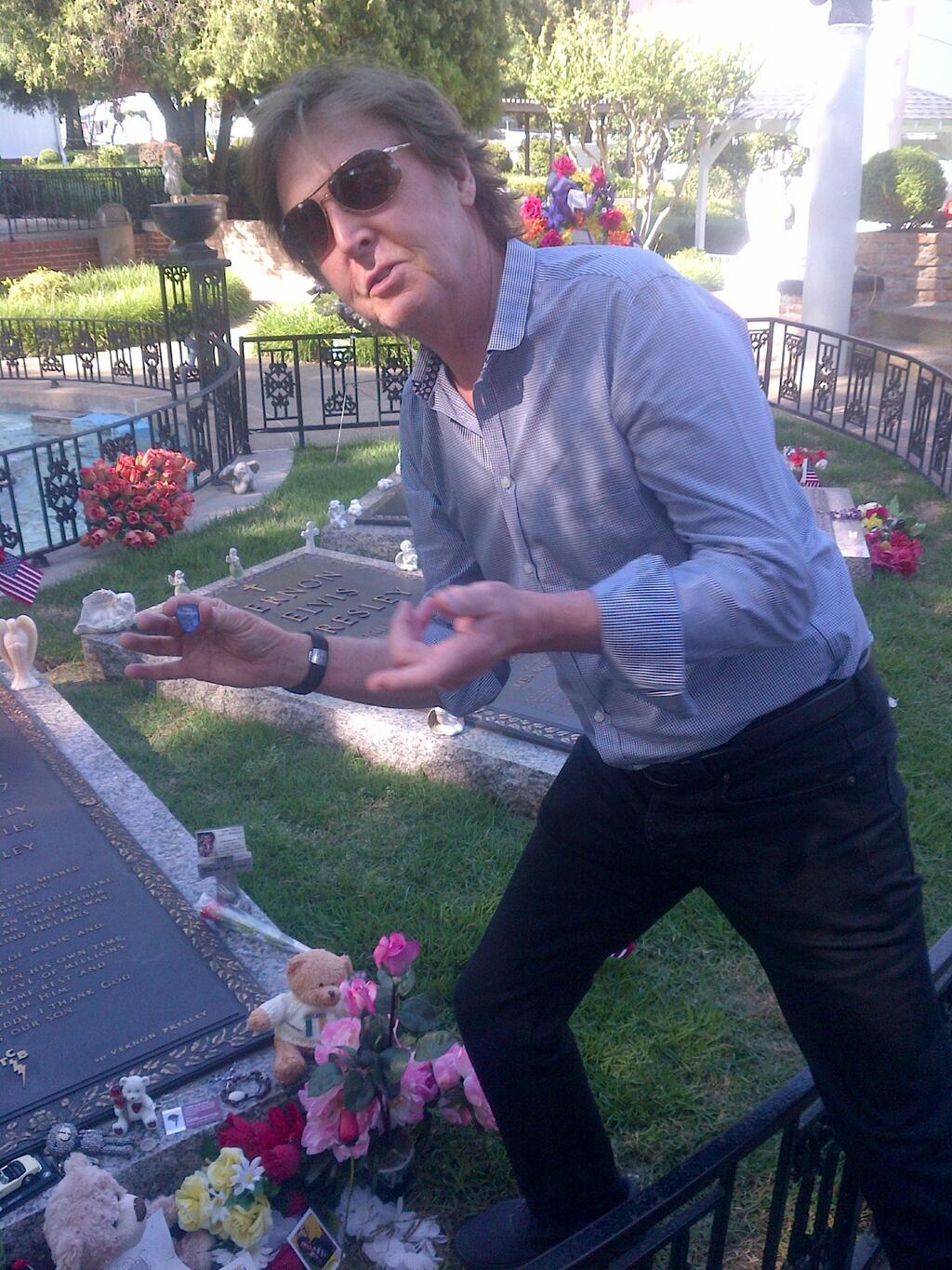 Пол Макартни се поклони пред гроба на Елвис Пресли