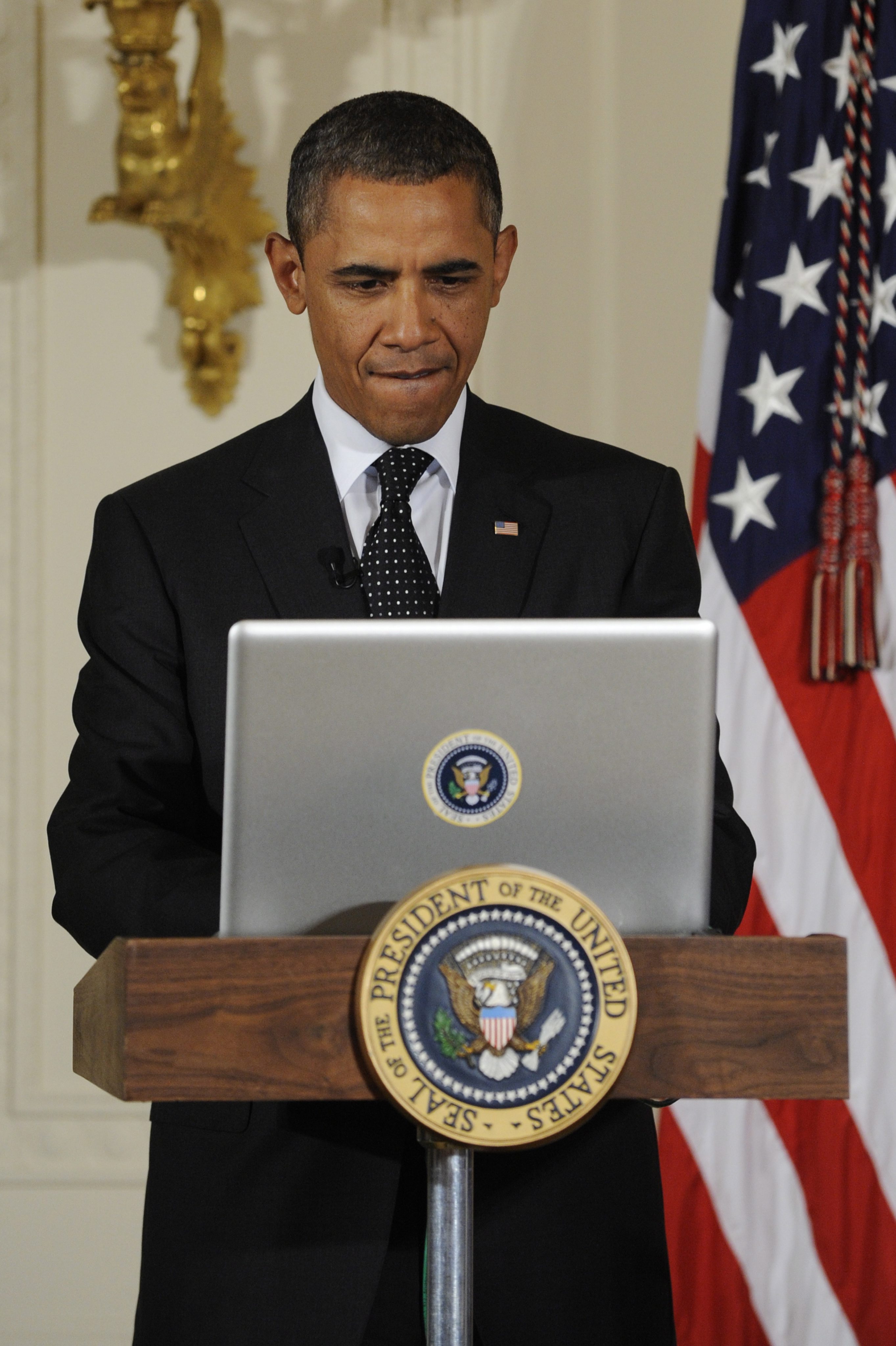 Барак Обама пусна първото си съобщение в Twitter
