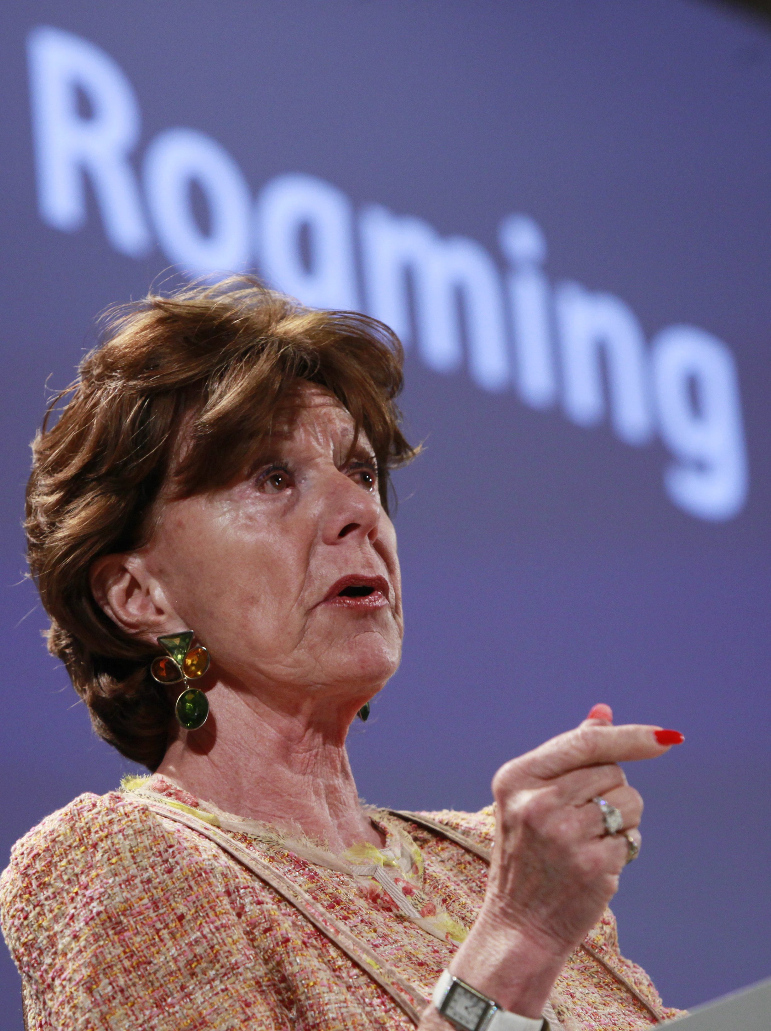 Еврокомисарят Нели Крус се бори за отпадане на таксите за роуминг през мандата си