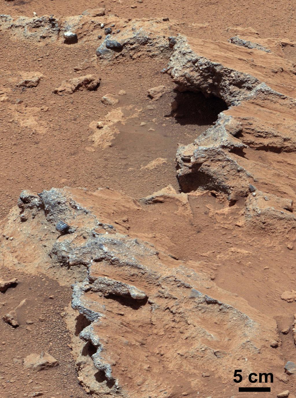 Марсоходът ”Кюриосити” е открил следи от някогашен воден поток на повърхността на Марс