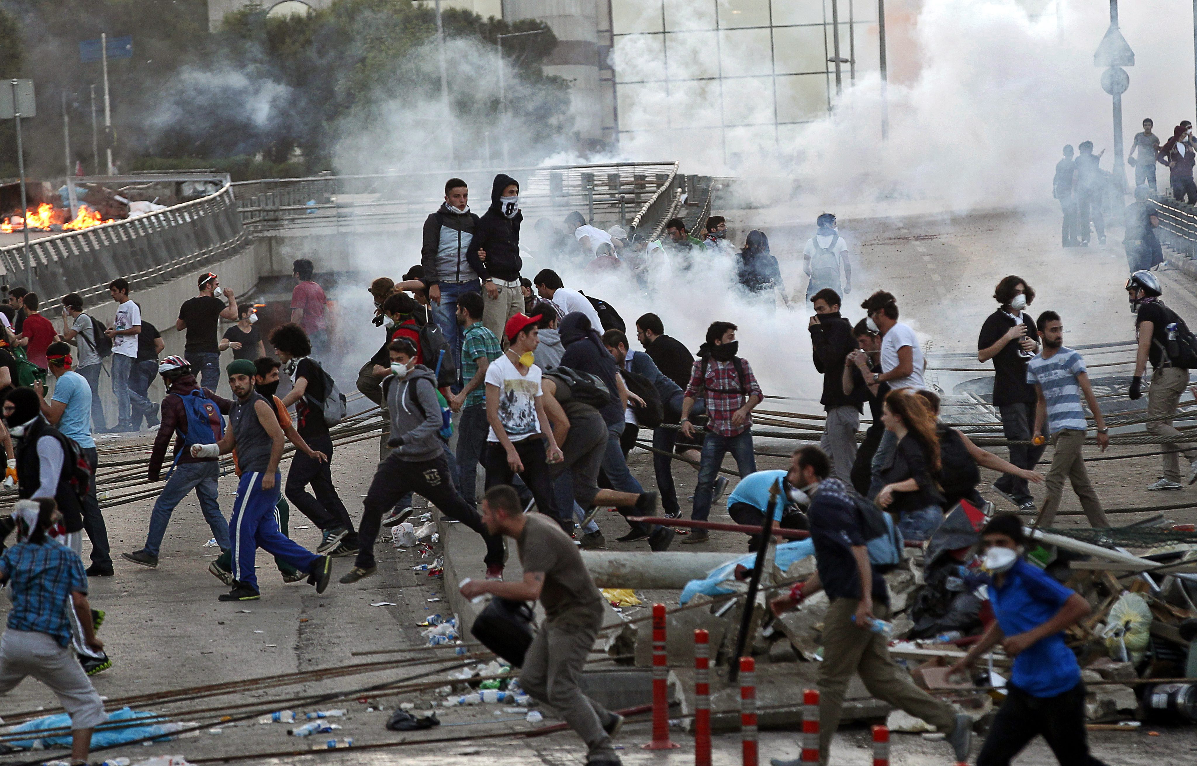 Вече двама загинали и 3200 ранени при сблъсъците в Турция