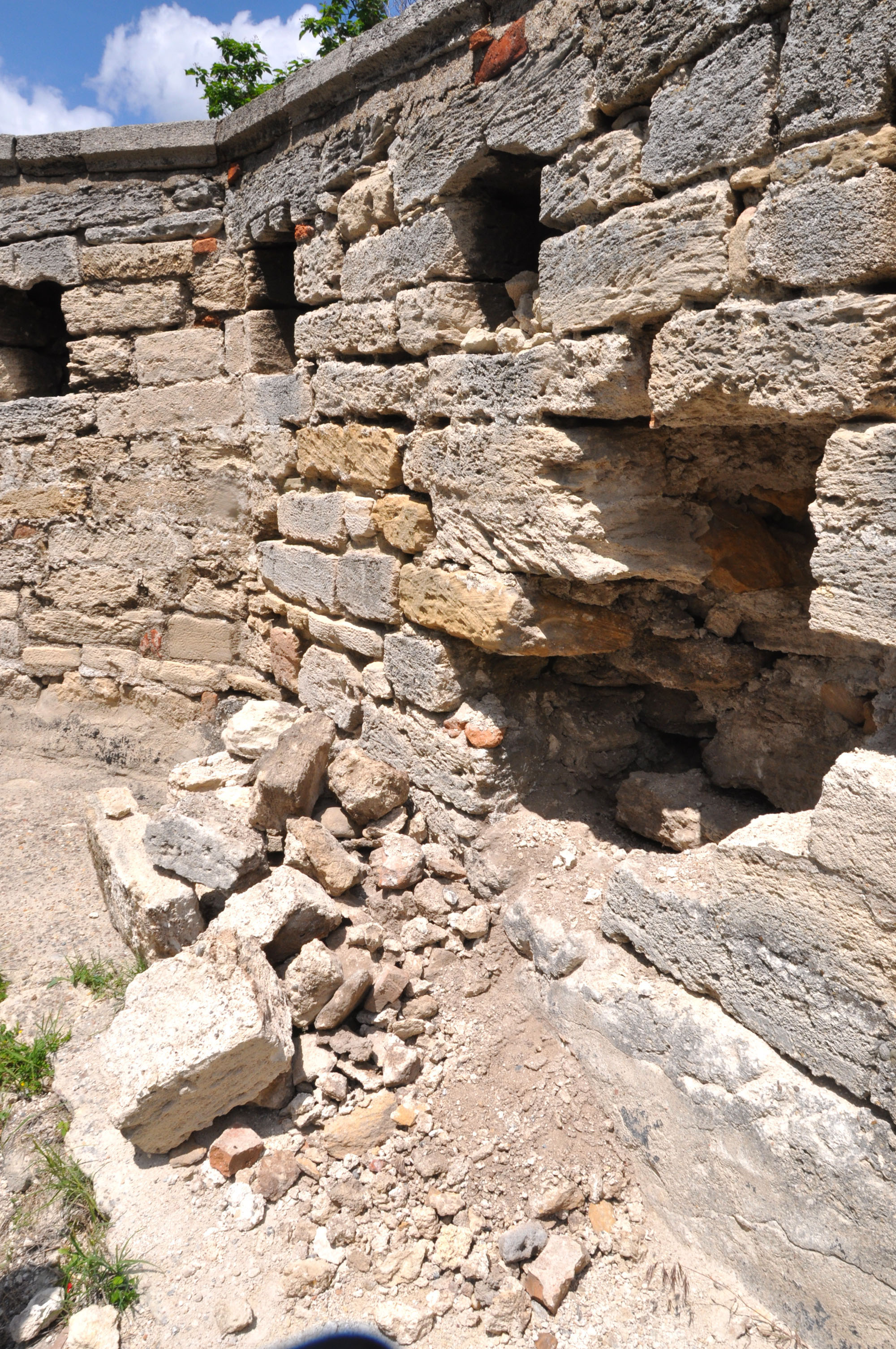 Иманяри разрушиха част от стената на крепостта ”Баба Вида”