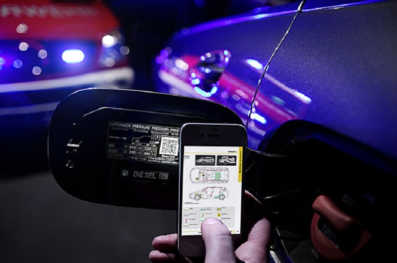 Mercedes слага ”спасителни” QR кодове на колите си