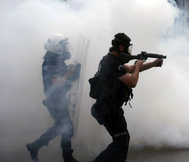 Турската полиция разчиства част от площад Таксим