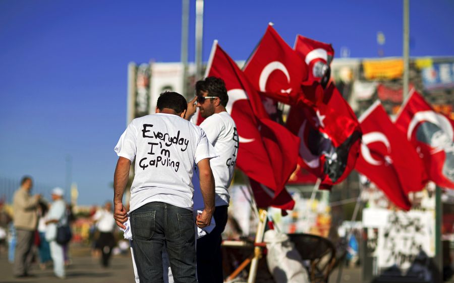 По-рано демонстрантите отново се събраха на протест в Истанбул