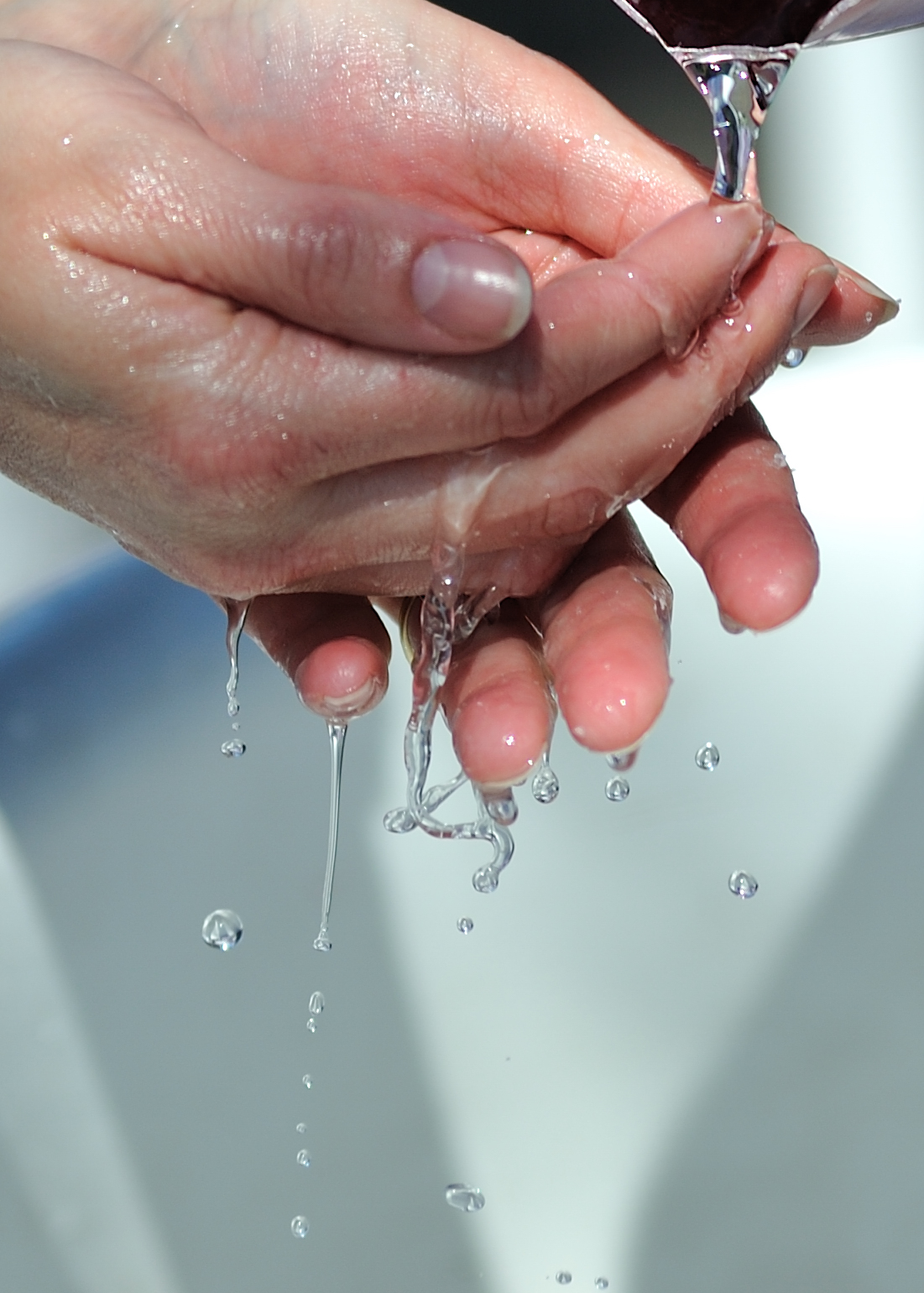 Миенето на ръцете подобрява емоционалното състояние