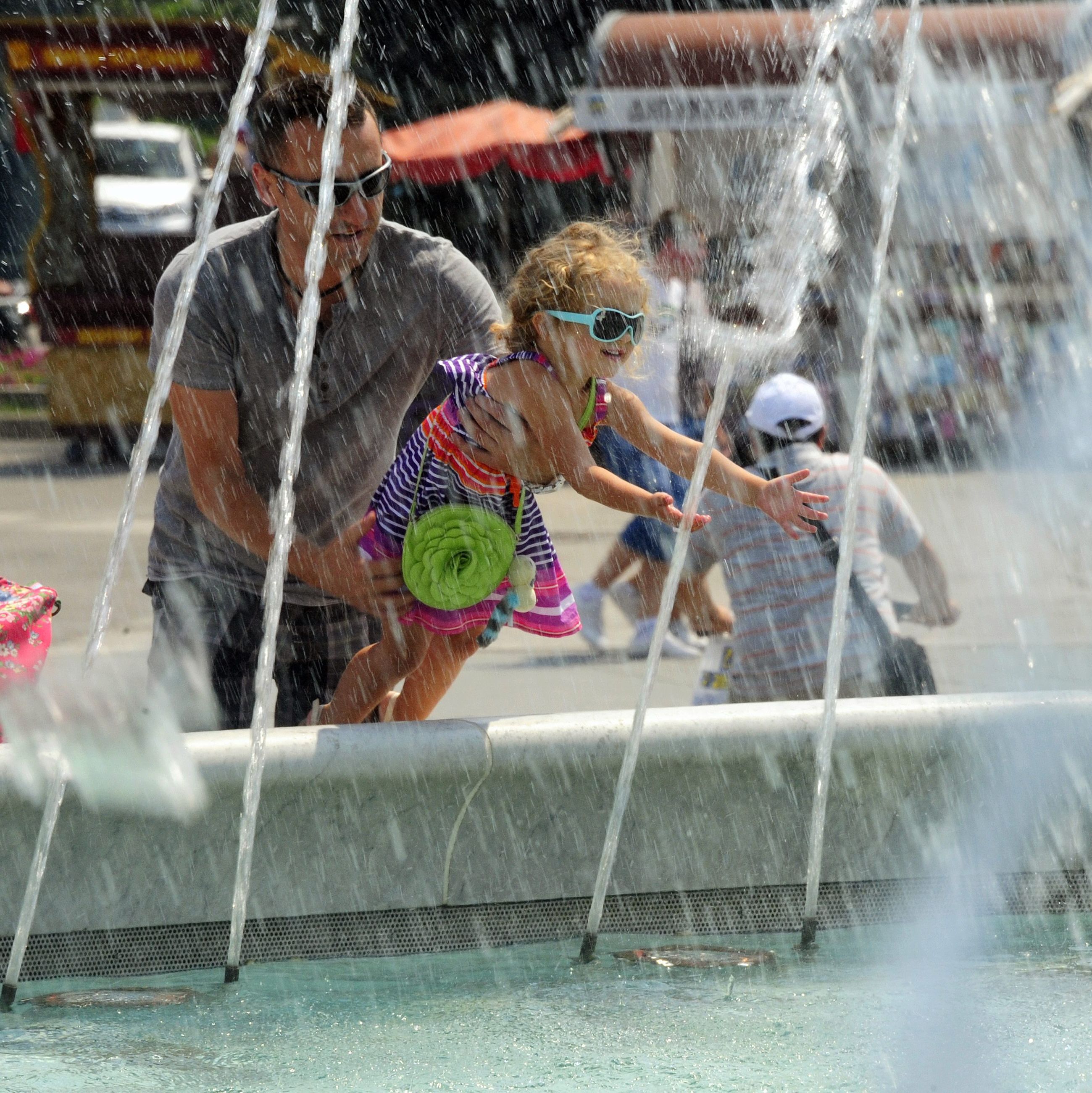 Оранжев код за опасни горещини в 13 области