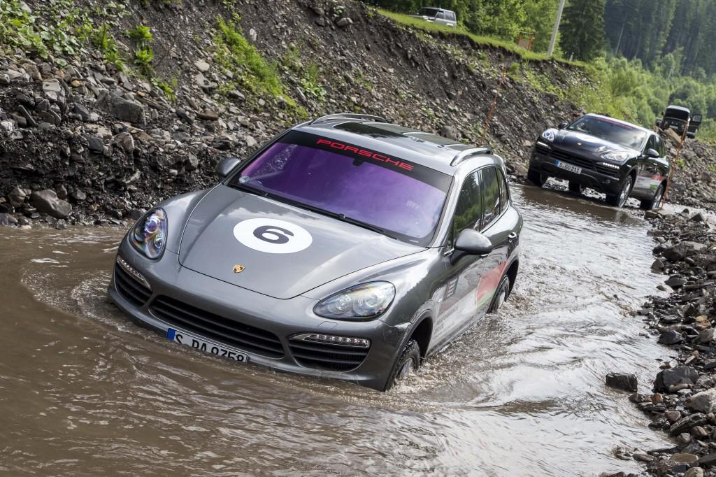 Porsche демонстрира колко е корав Cayenne