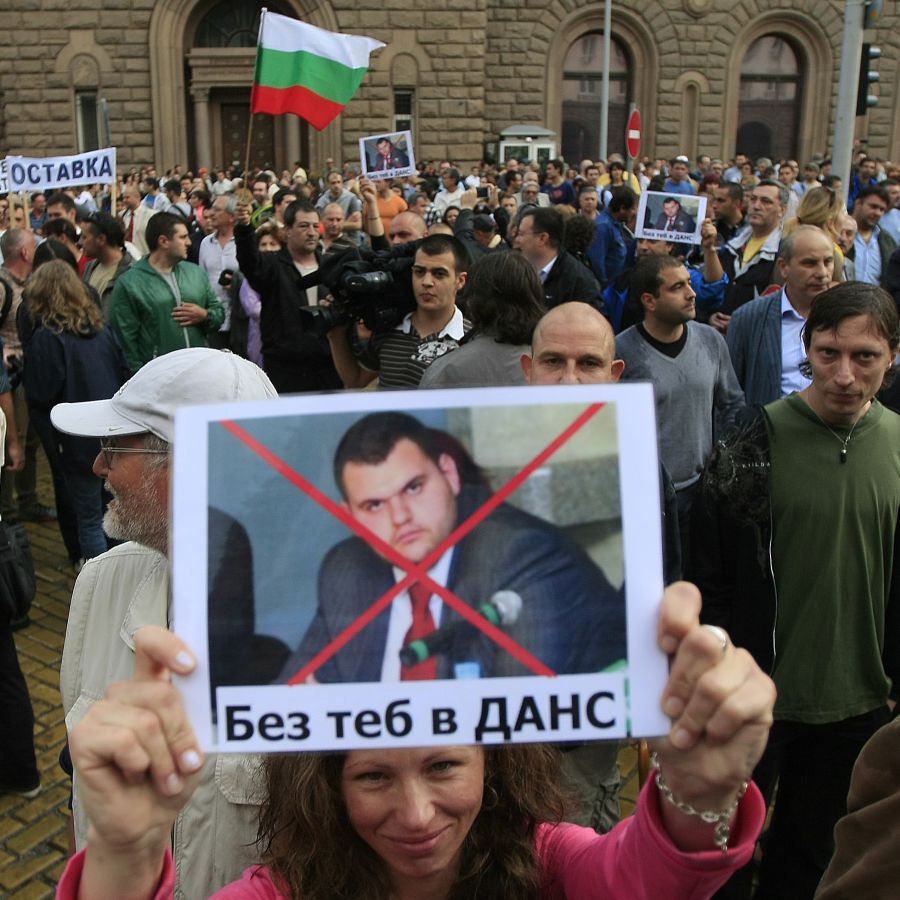 Многохиляден протест срещу избора на Пеевски блокира София