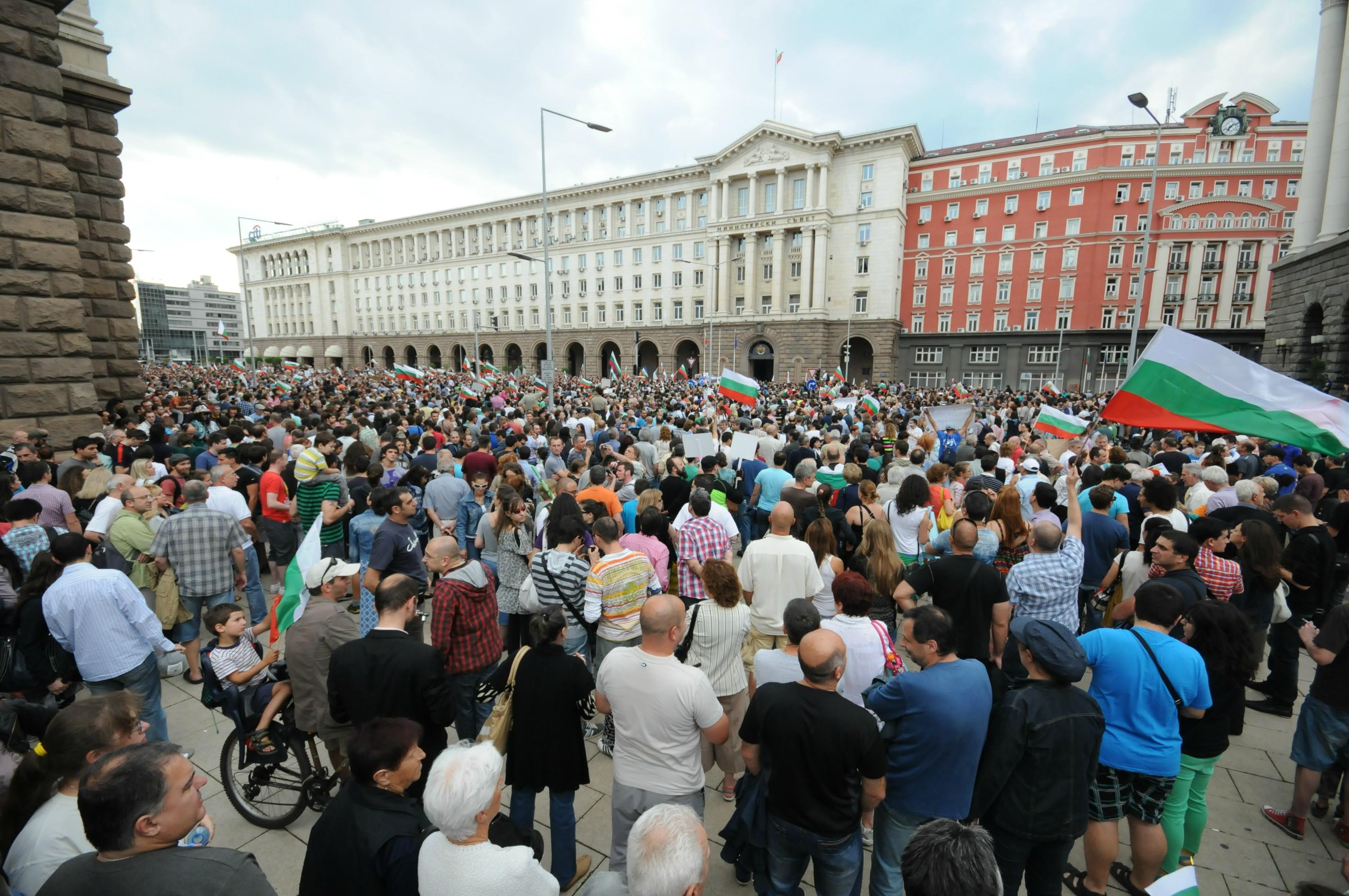 Хиляди протестиращи в страната поискаха оставката на правителството