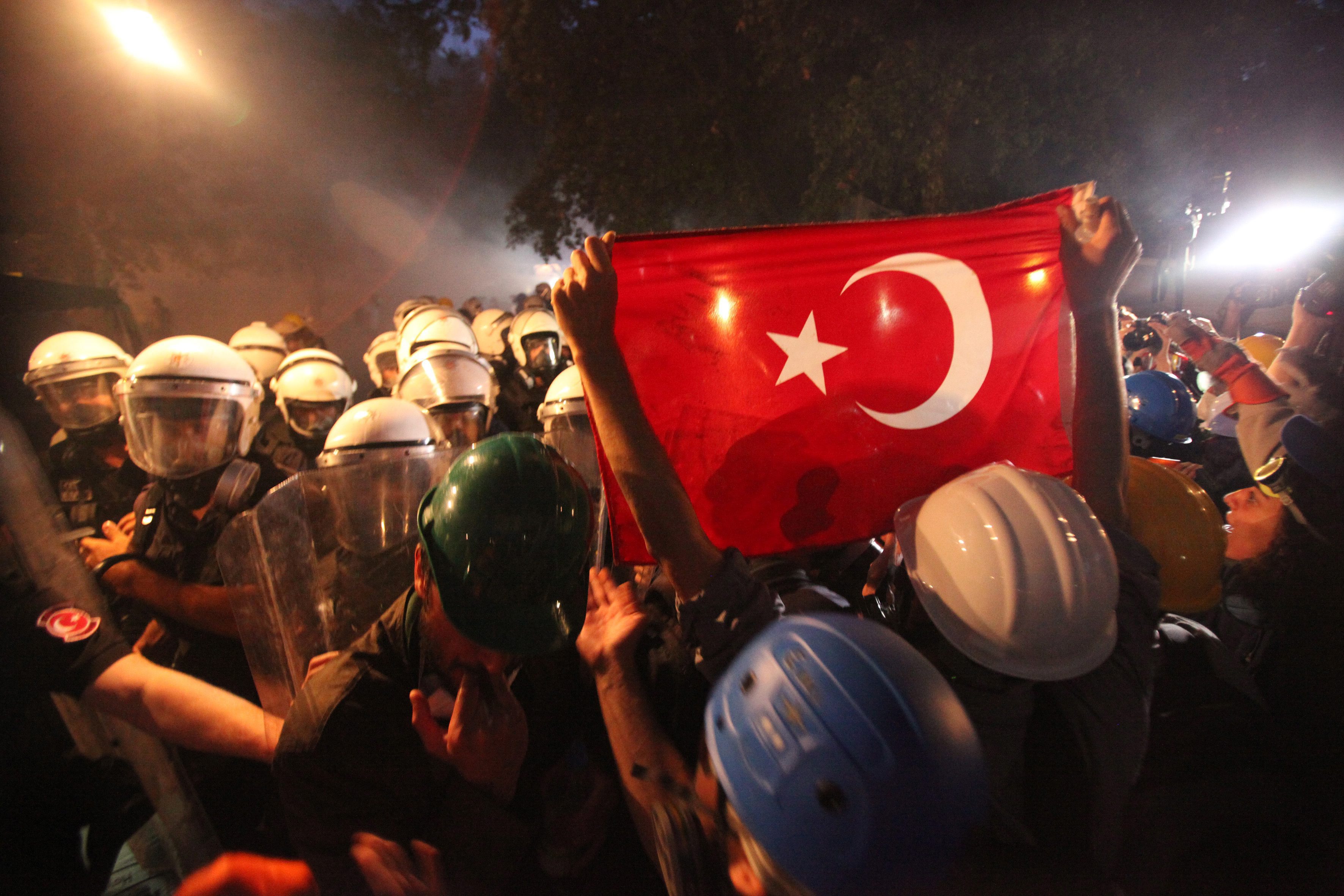 Полицията грубо се разправи с демонстрантите в Истанбул
