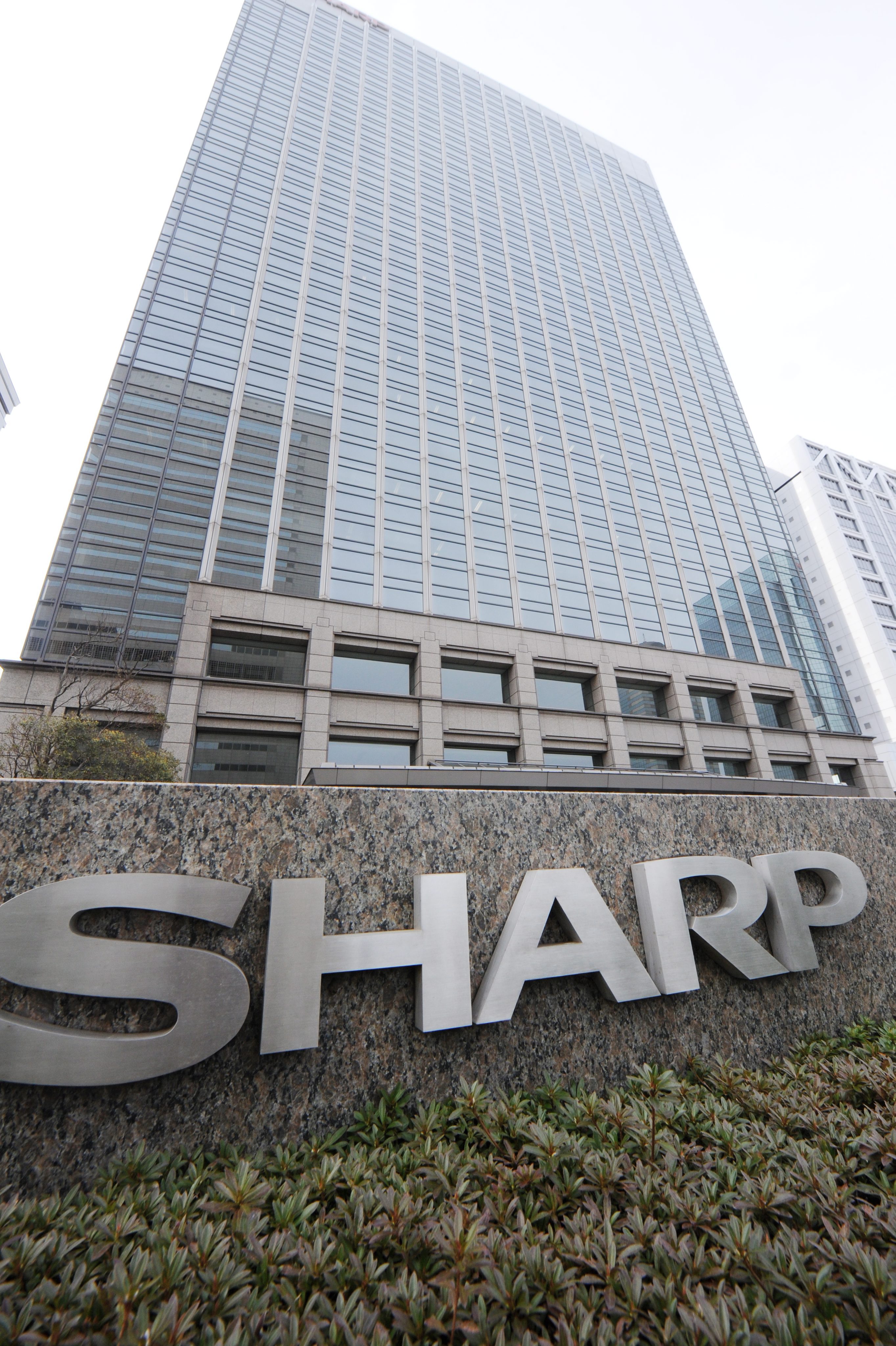 Целта на Sharp е да намали броя на служителите си с около 10% или 5000 работни места