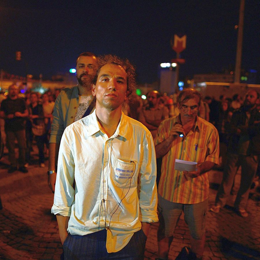 Нова форма на протест в Турция - стойка ”мирно”