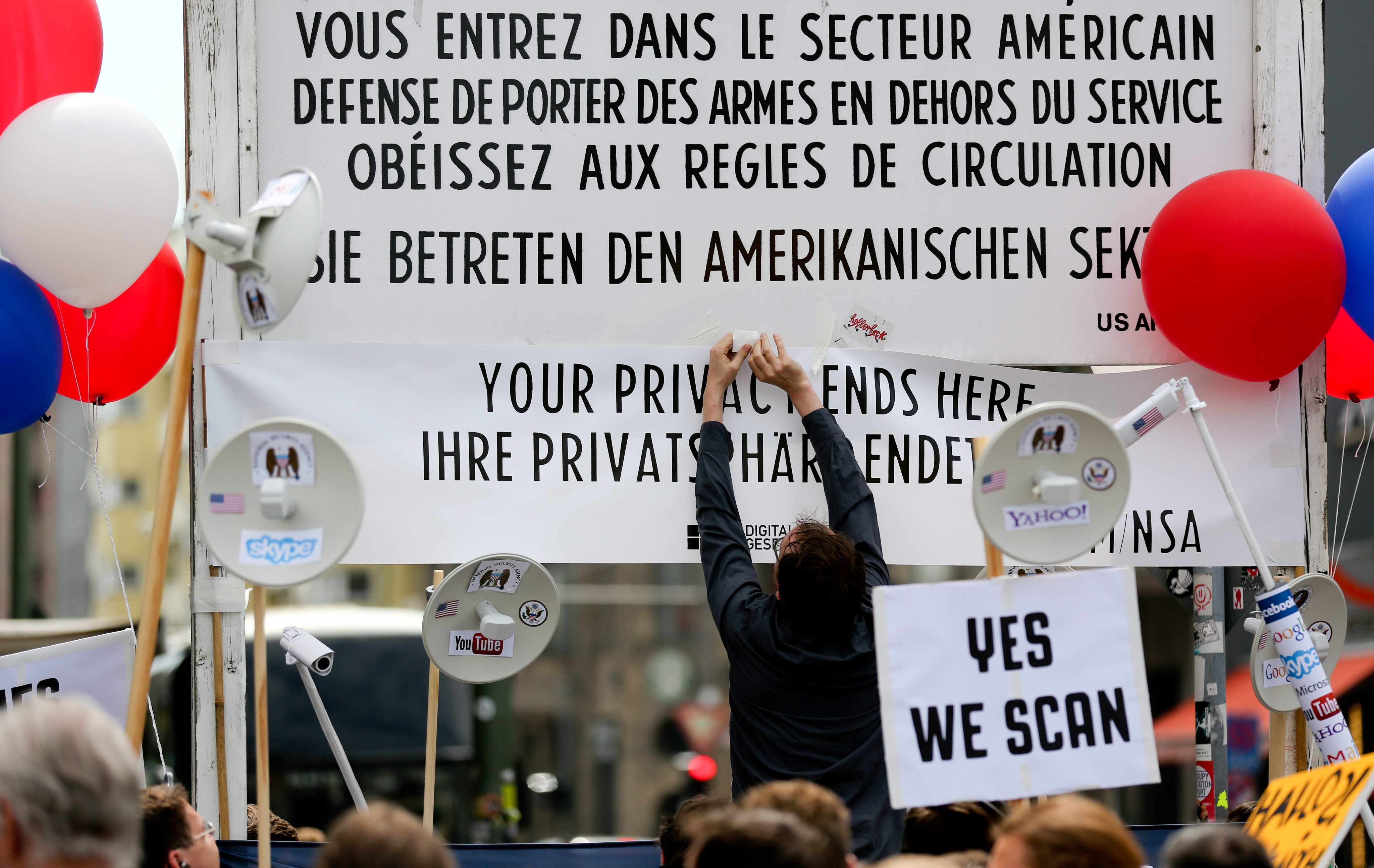 Лозунгът на Обама ”Yes we can” се превърна в ”Yes we scan”