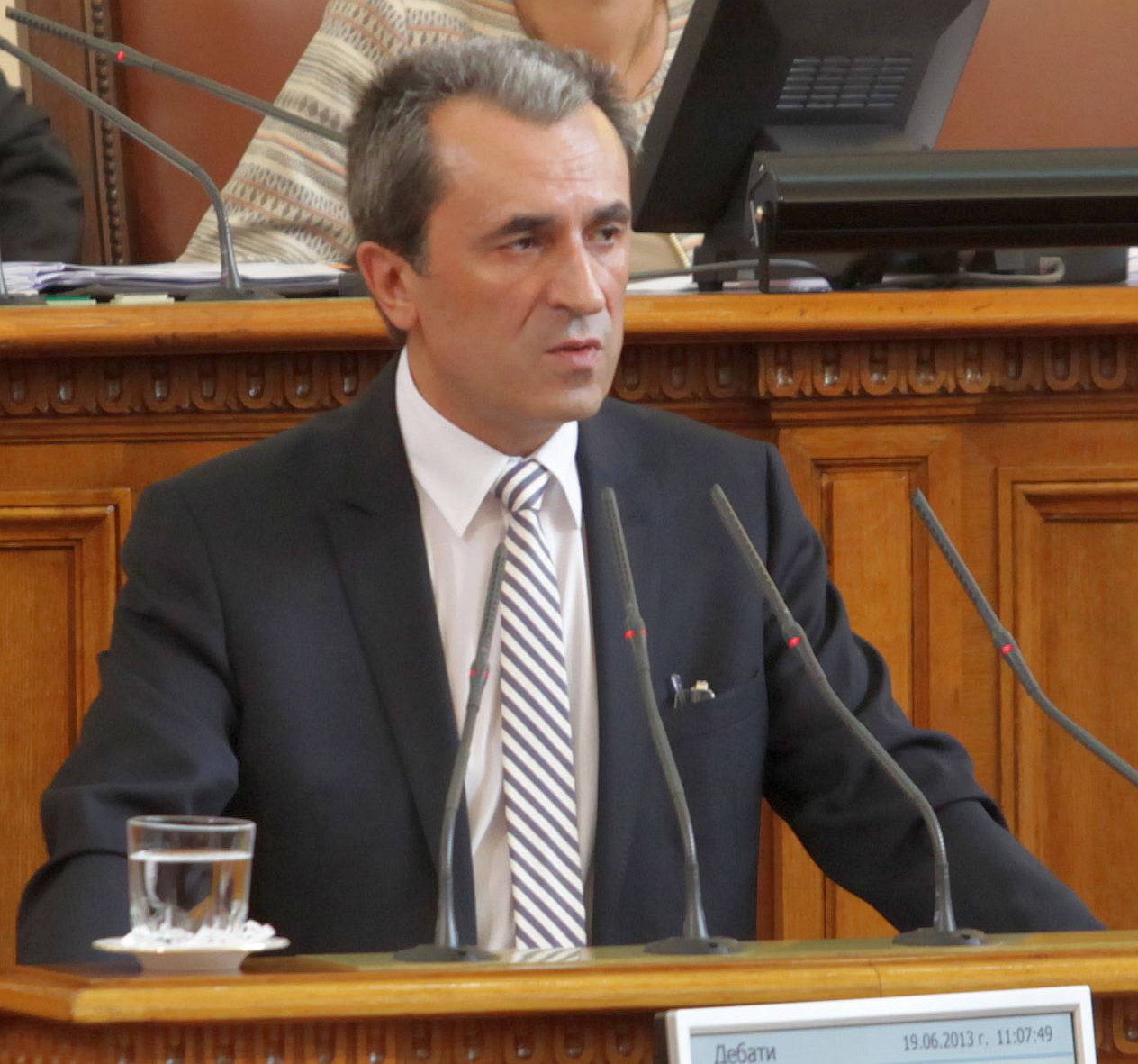 Парламентът прие плана ”Орешарски” в три части