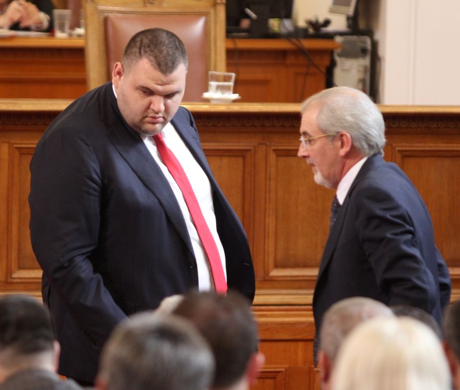 Конституционният съд остави Пеевски в парламента